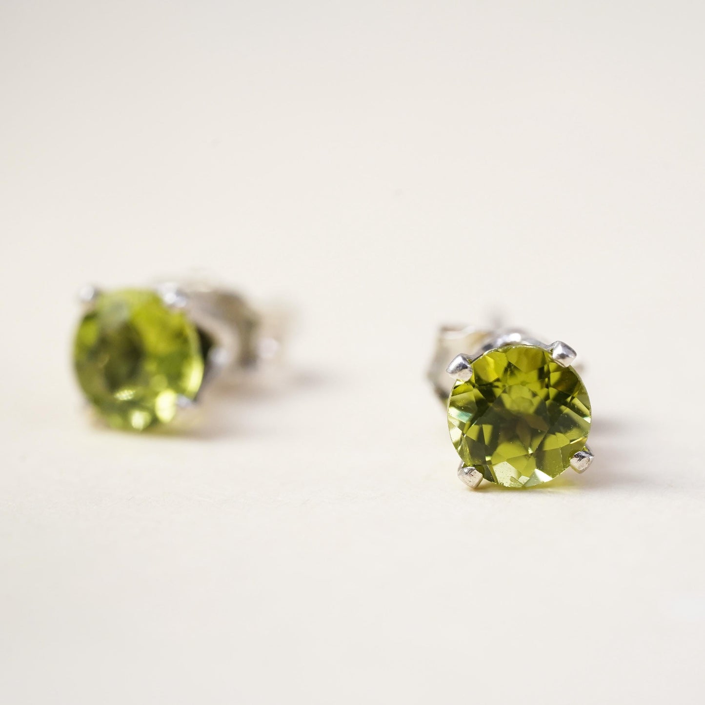 3mm, Vintage sterling 925 silver earrings with peridot, minimalist studs
