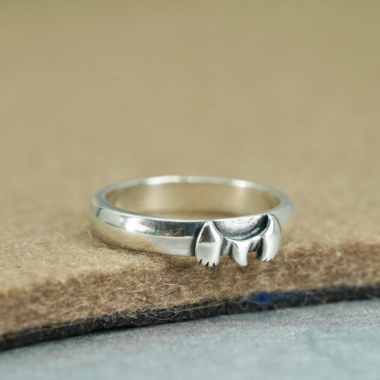 Size 8, vintage southwestern Sterling 925 silver wedding ring, band