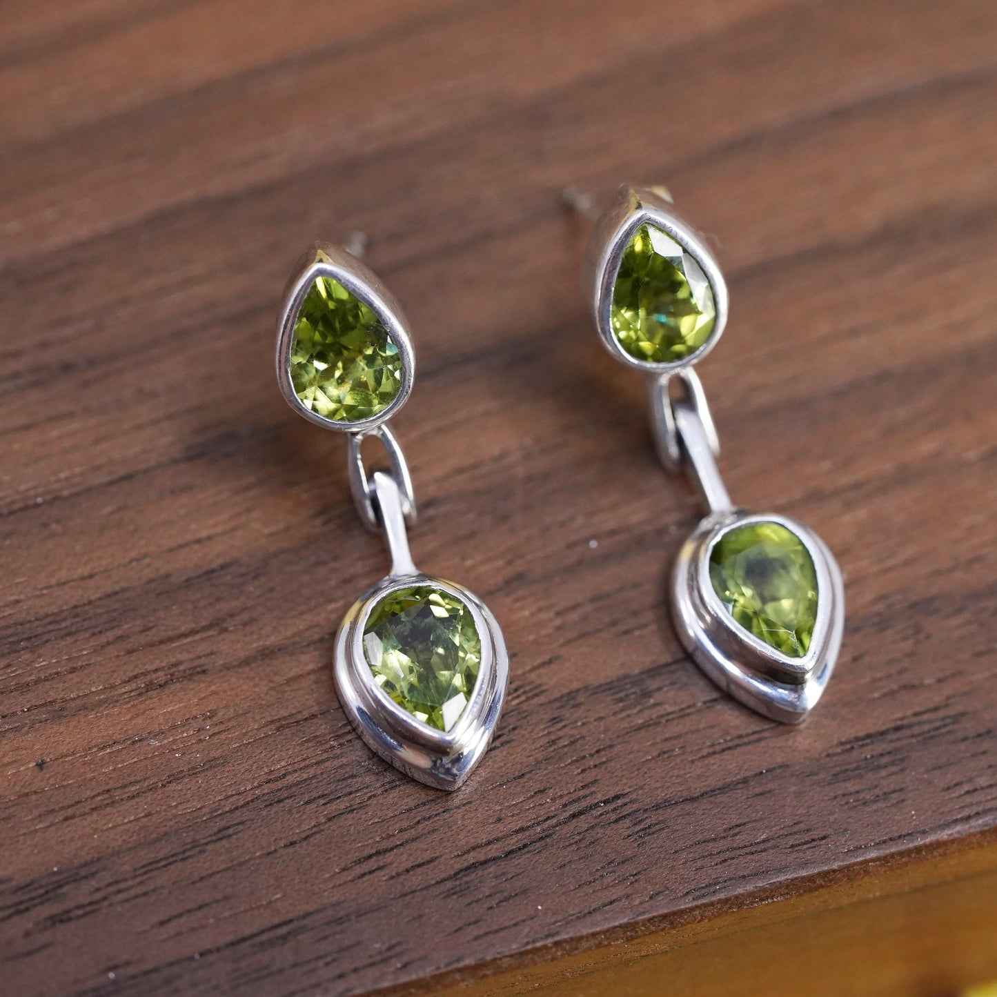 Vintage southwestern Sterling 925 silver teardrop peridot studs earrings