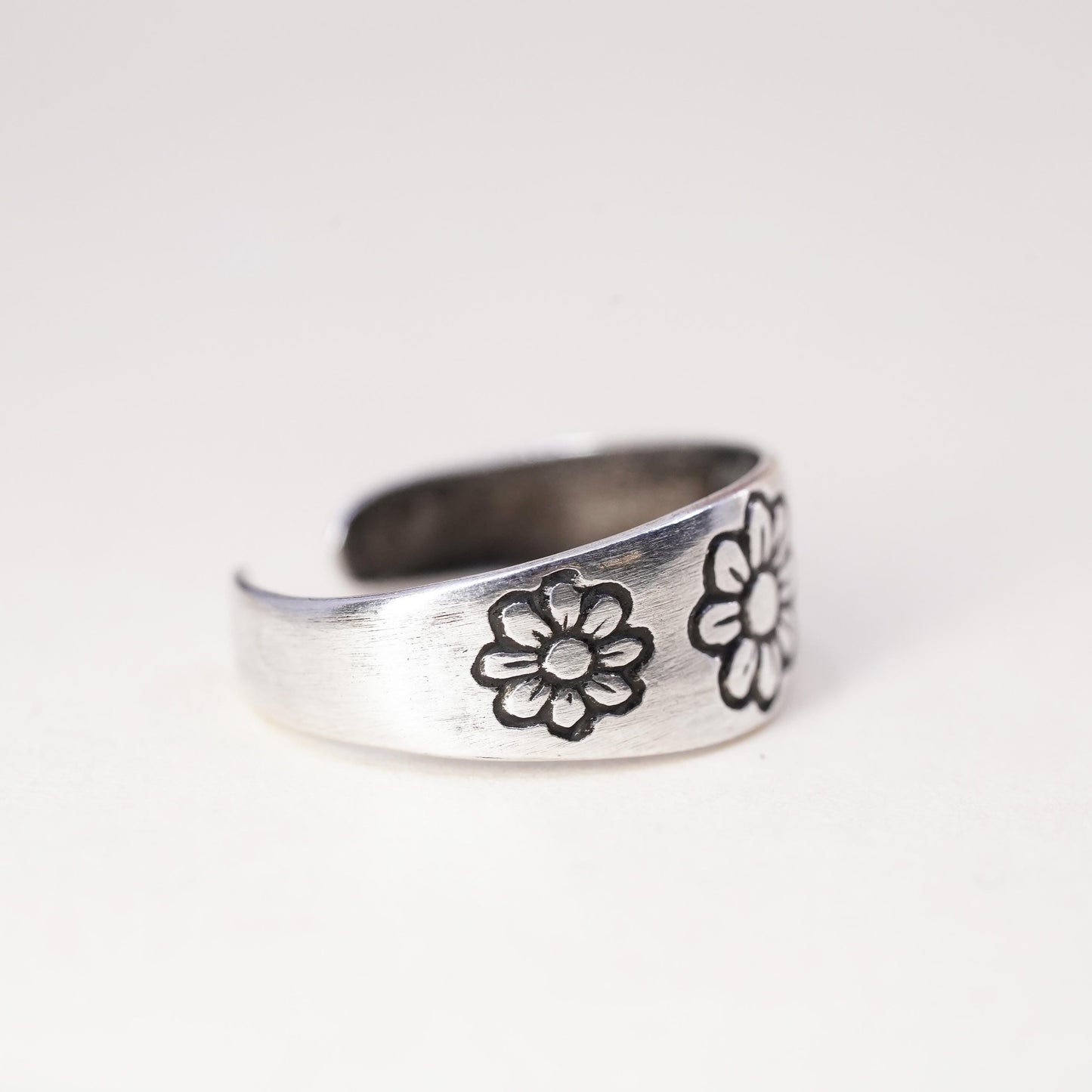 Size 4, vintage Sterling silver handmade ring, 925 filigree band with flower
