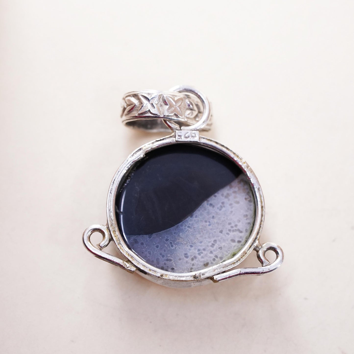 vintage handmade sterling silver pendant, Mexican 925 circle with agate