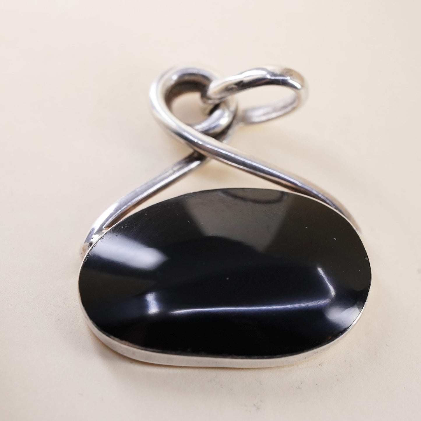 Vintage Mexican Sterling 925 silver handmade pendant with bean onyx inlay