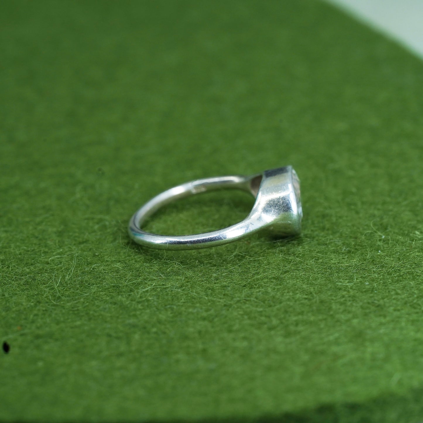 Size 5, Vintage Sterling 925 silver fashionable ring with teardrop crystal