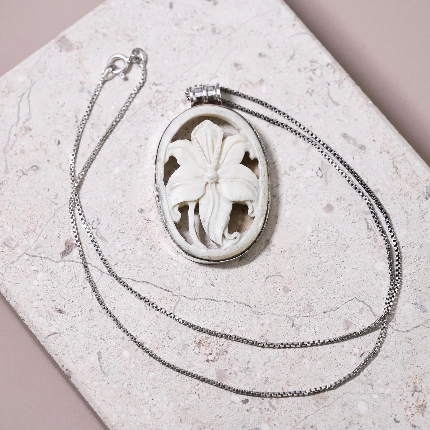 18”, Sterling silver 925 box chain necklace with carved lily flower pendant