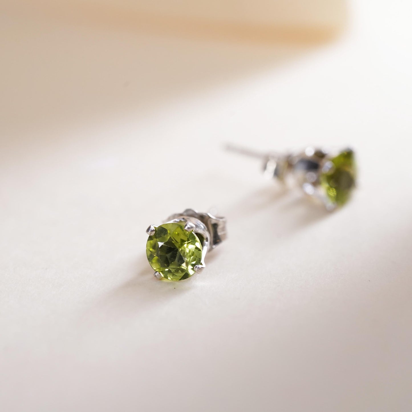 3mm, Vintage sterling 925 silver earrings with peridot, minimalist studs