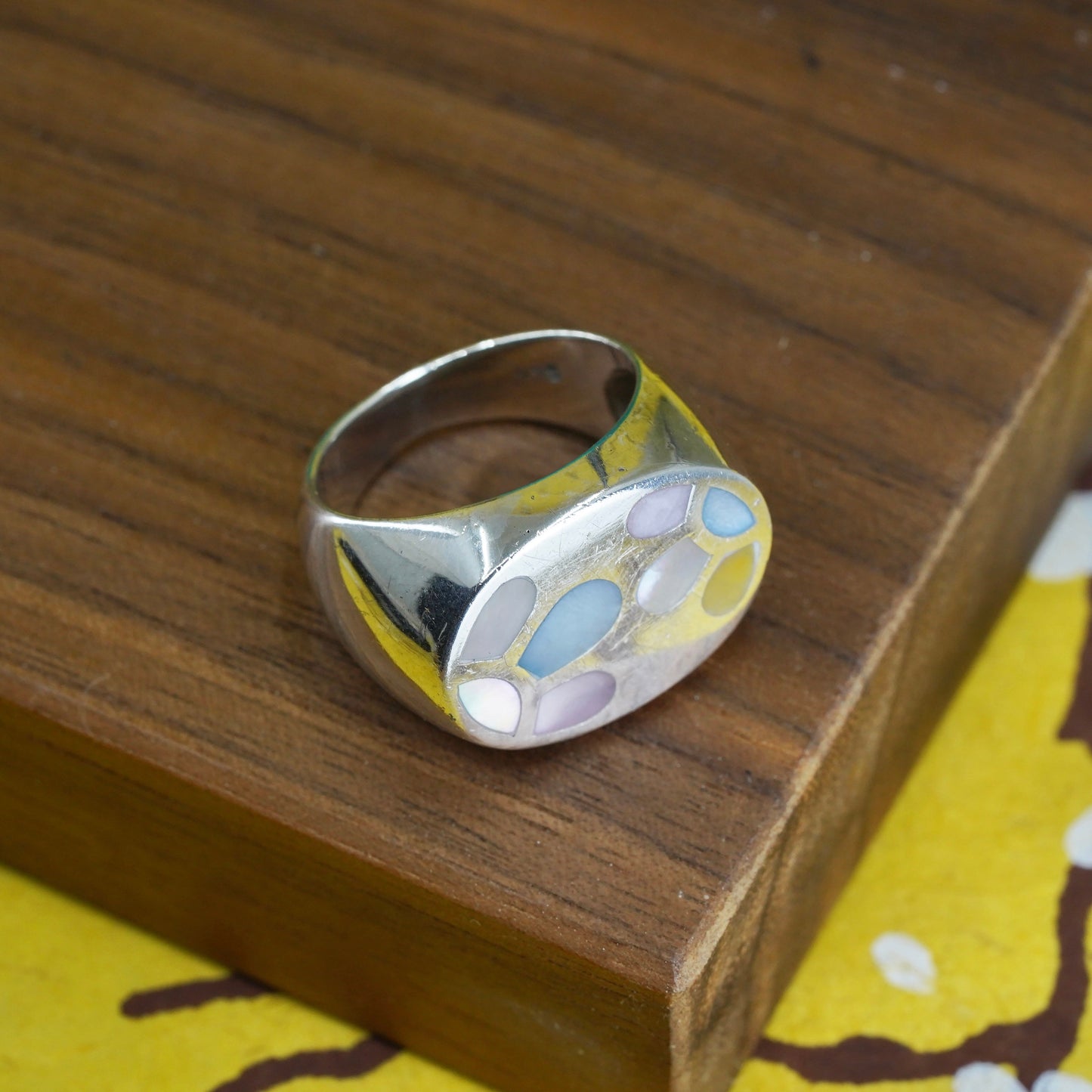 Size 8, Sterling silver ring, southwestern style, 925 band with mother of pearl