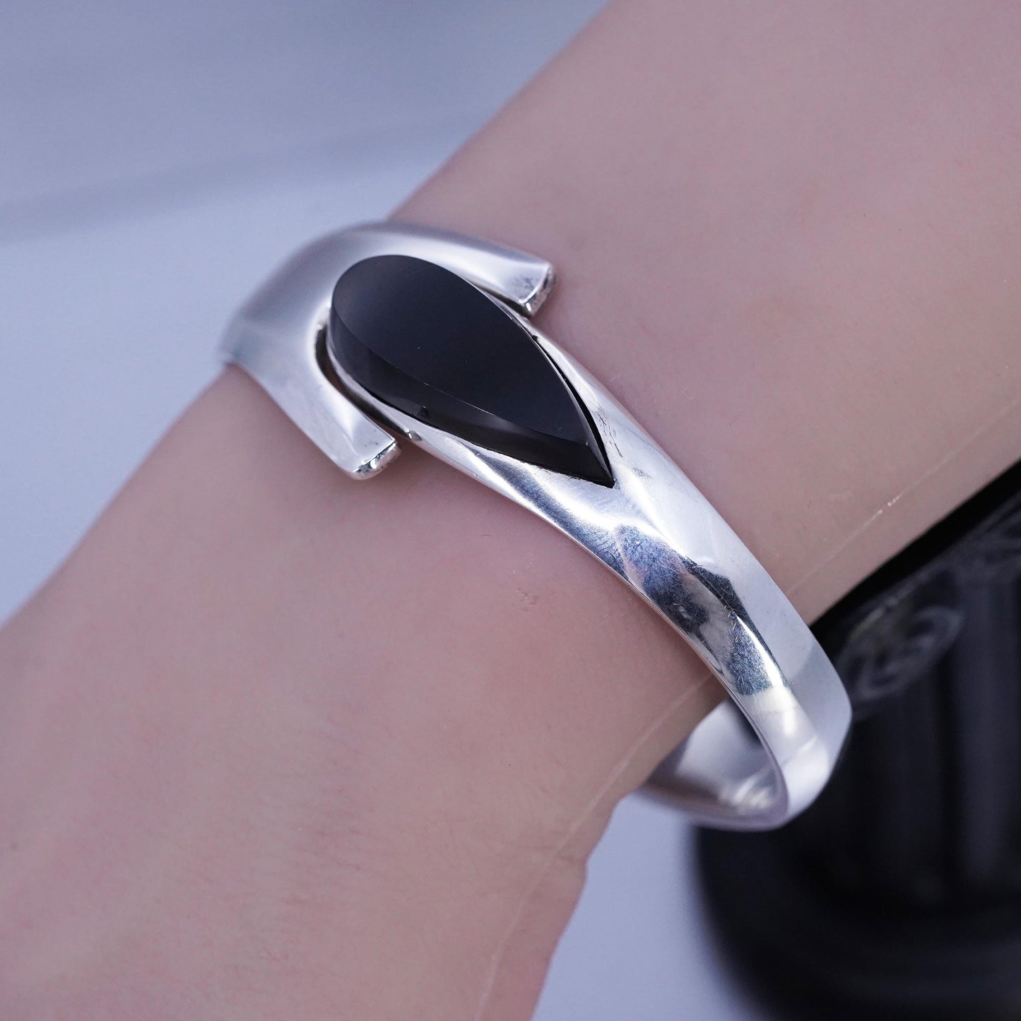 6.75”, VTG Mexican Sterling 925 silver bracelet, hinged bangle teardrop onyx