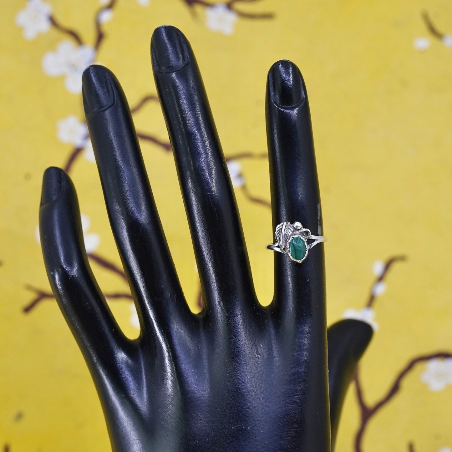 Size 4.5, VTG southwestern Sterling 925 silver handmade ring malachite feather