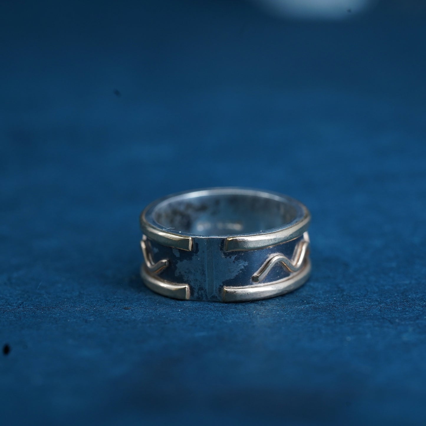 Size 5.75, two tone sterling silver band with blue crystal wavy lines, 925 ring