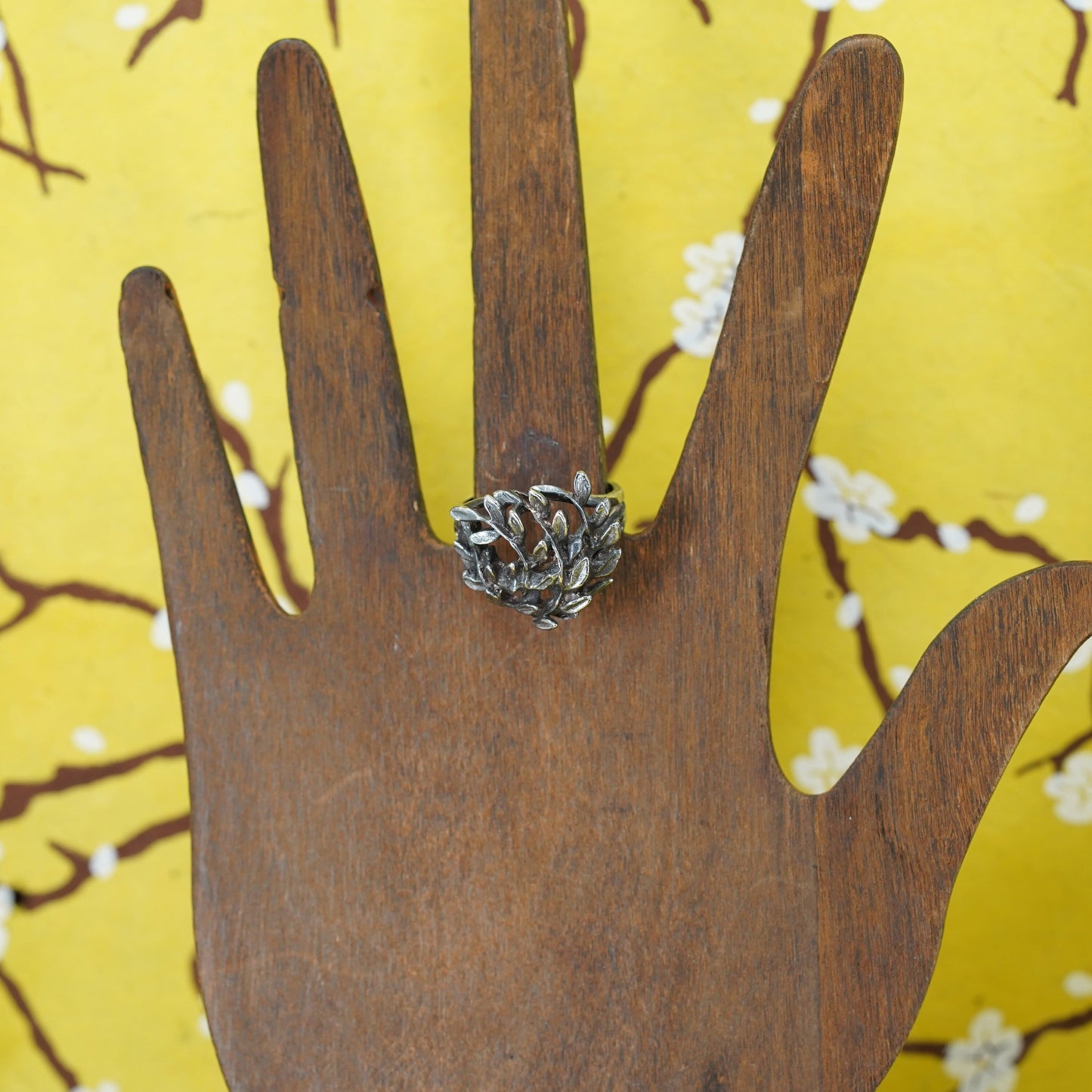 Size 7.5, Israel Sterling silver ring, southwestern style, 925 leaves band