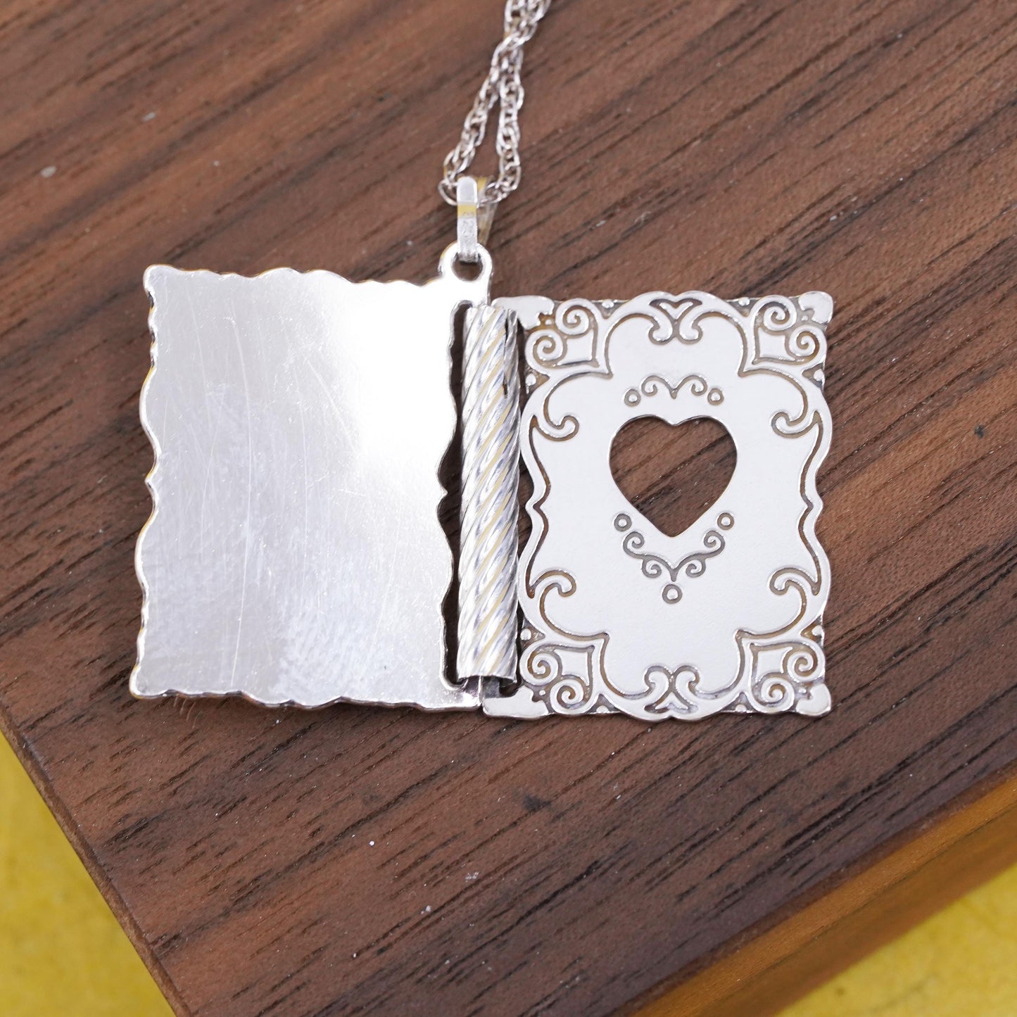 20”, Vintage sterling silver 925 Singapore rope necklace book charm emerald