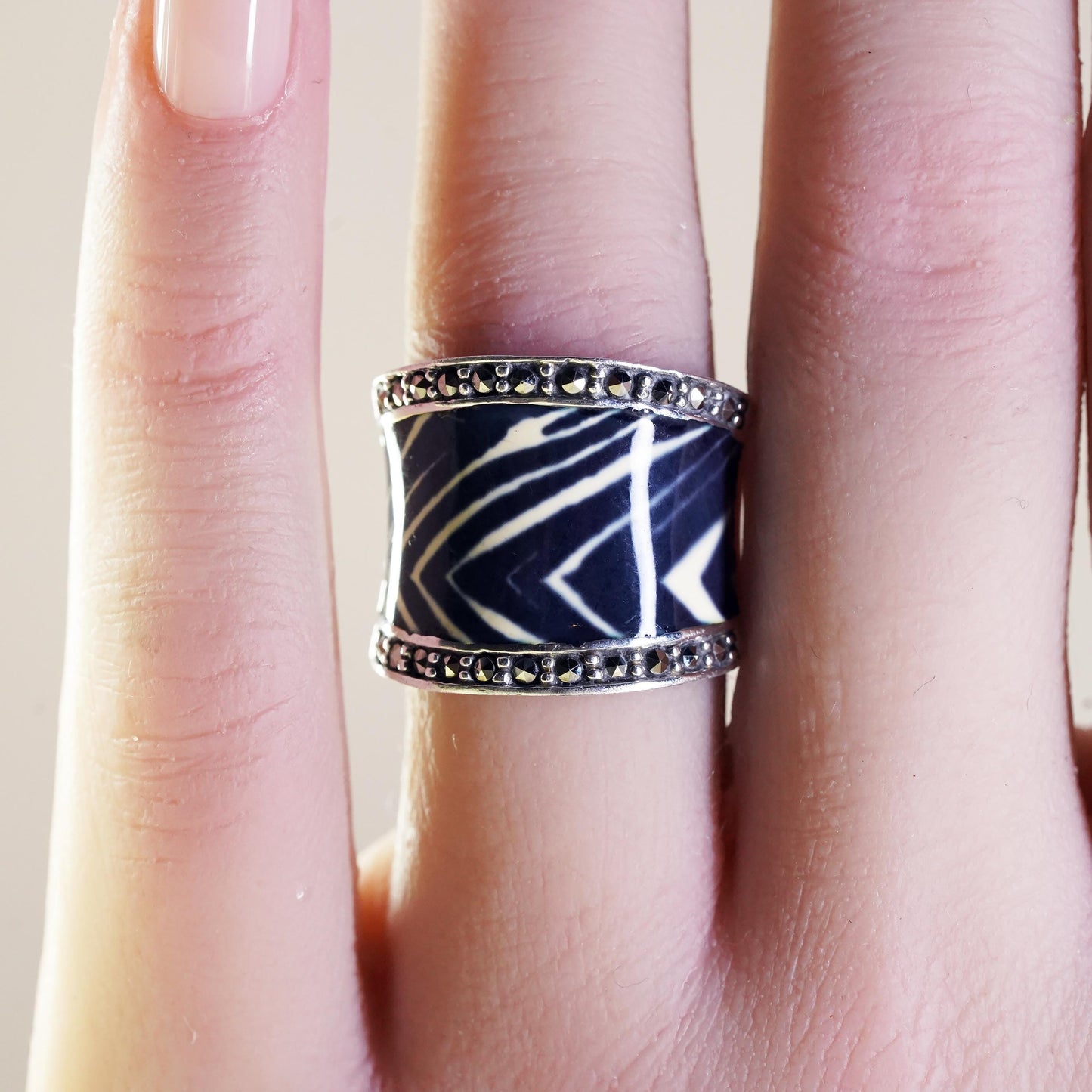 Size 6, Vinatge Sterling silver ring, 925 wide band w/ zebra enamel marcasite
