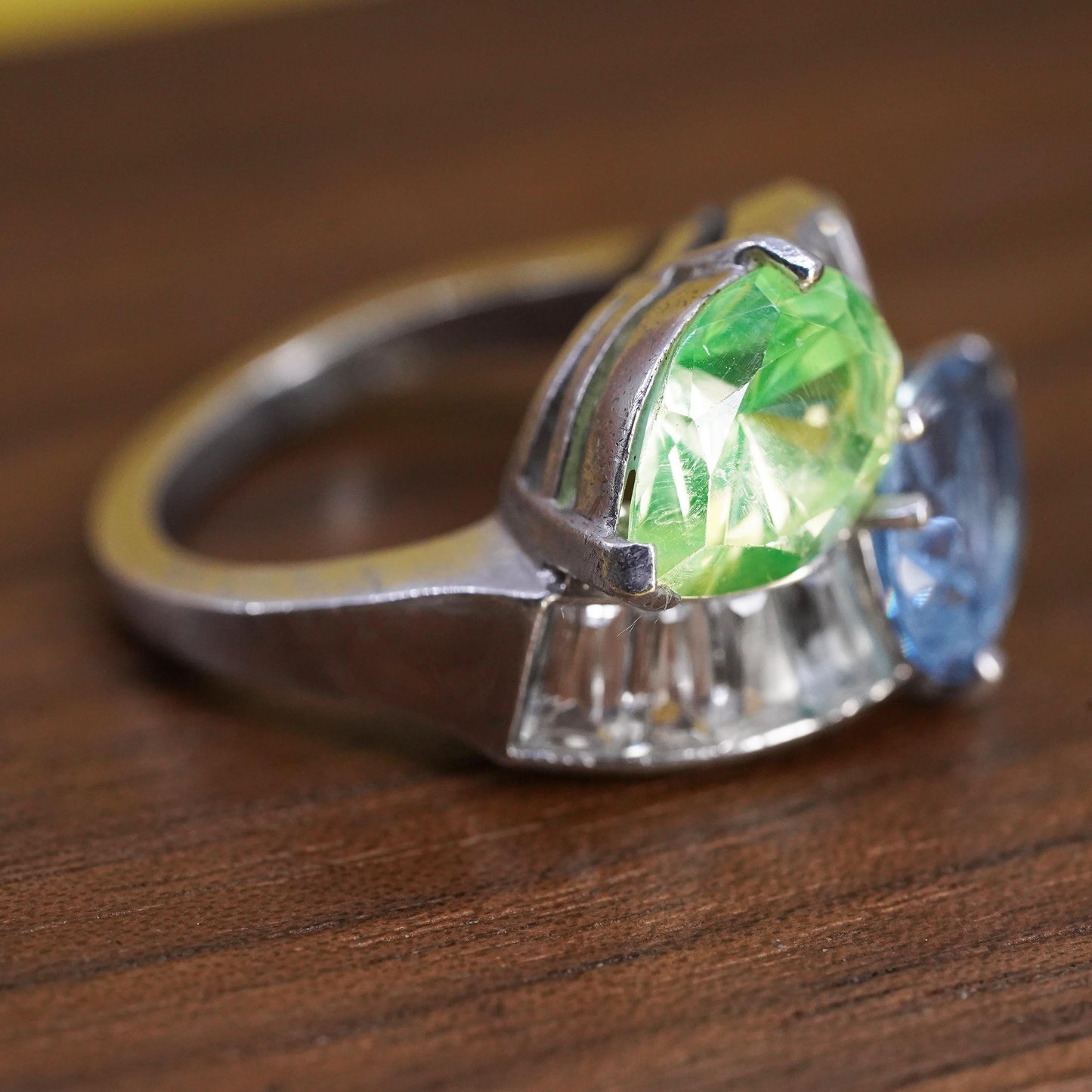 Size 7, vintage Sterling 925 silver statement ring with teardrop topaz peridot