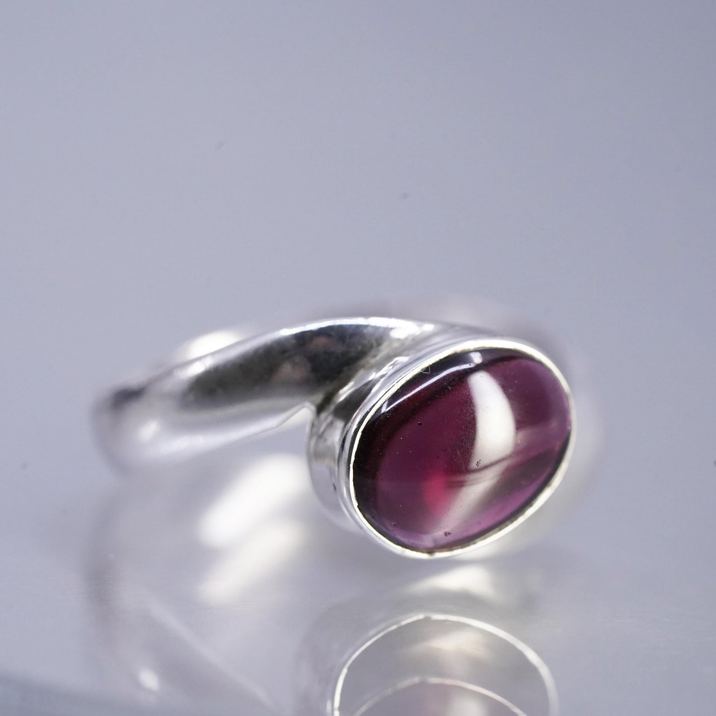 Size 5, vintage Sterling 925 silver handmade band ring with garnet