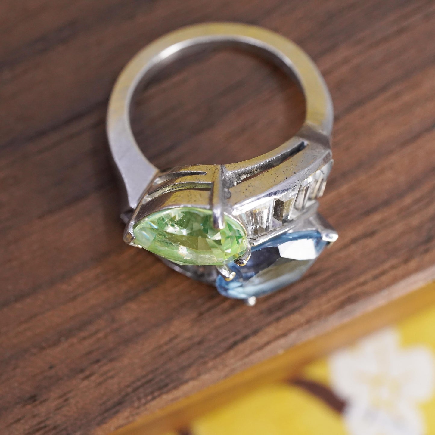 Size 7, vintage Sterling 925 silver statement ring with teardrop topaz peridot