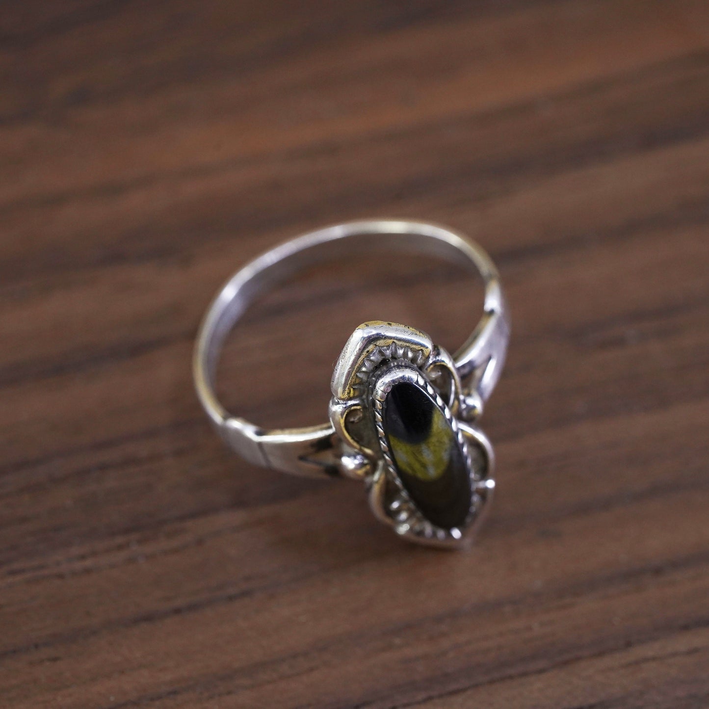 Size 8.5, vintage Southwestern WM company Sterling 925 silver ring w/ hematite
