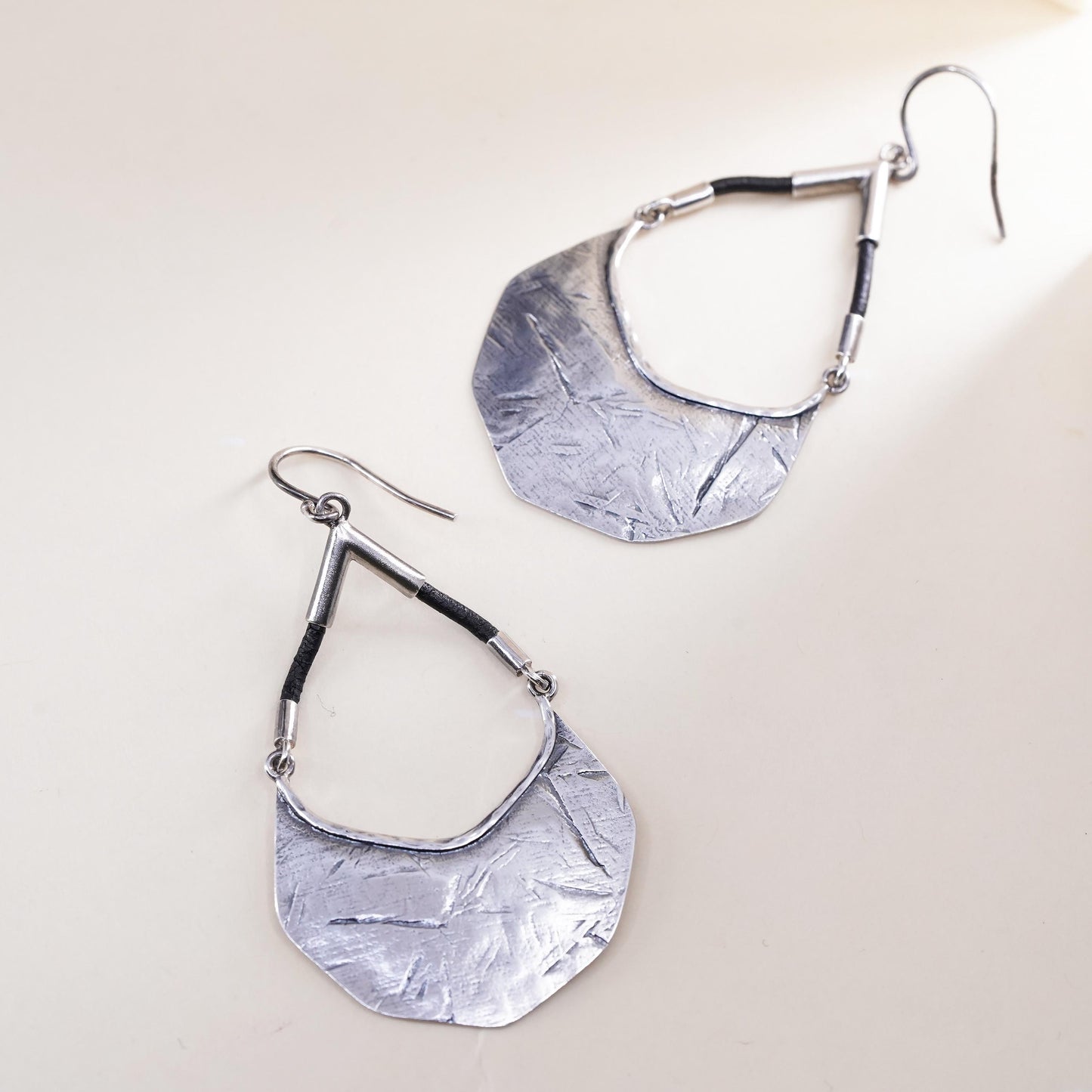 Silpada 925 Sterling Silver Badge Of Beauty Leather Textured Earrings W3140