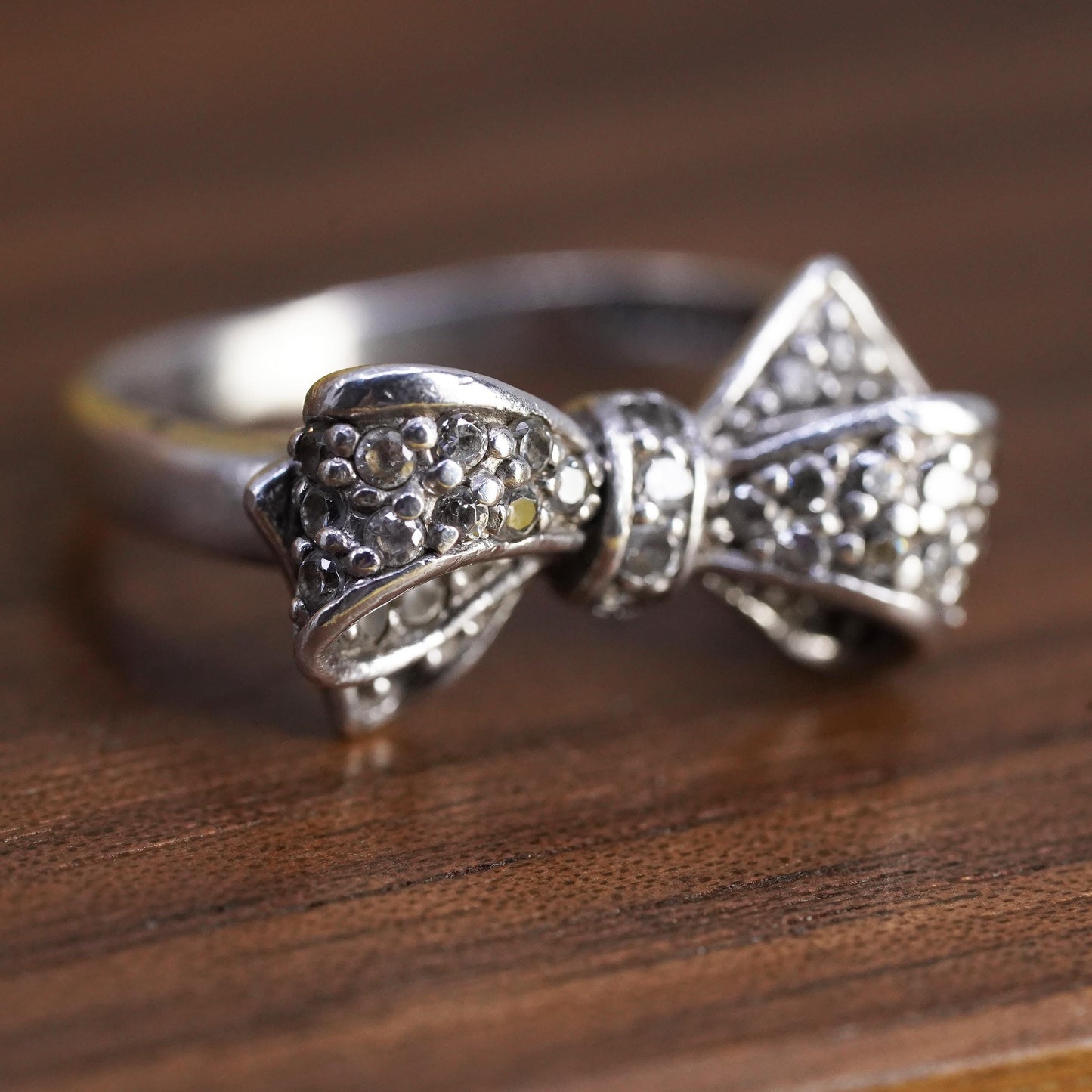 Size 6.75, vintage Sterling 925 silver ribbon bow tie ring with cluster cz