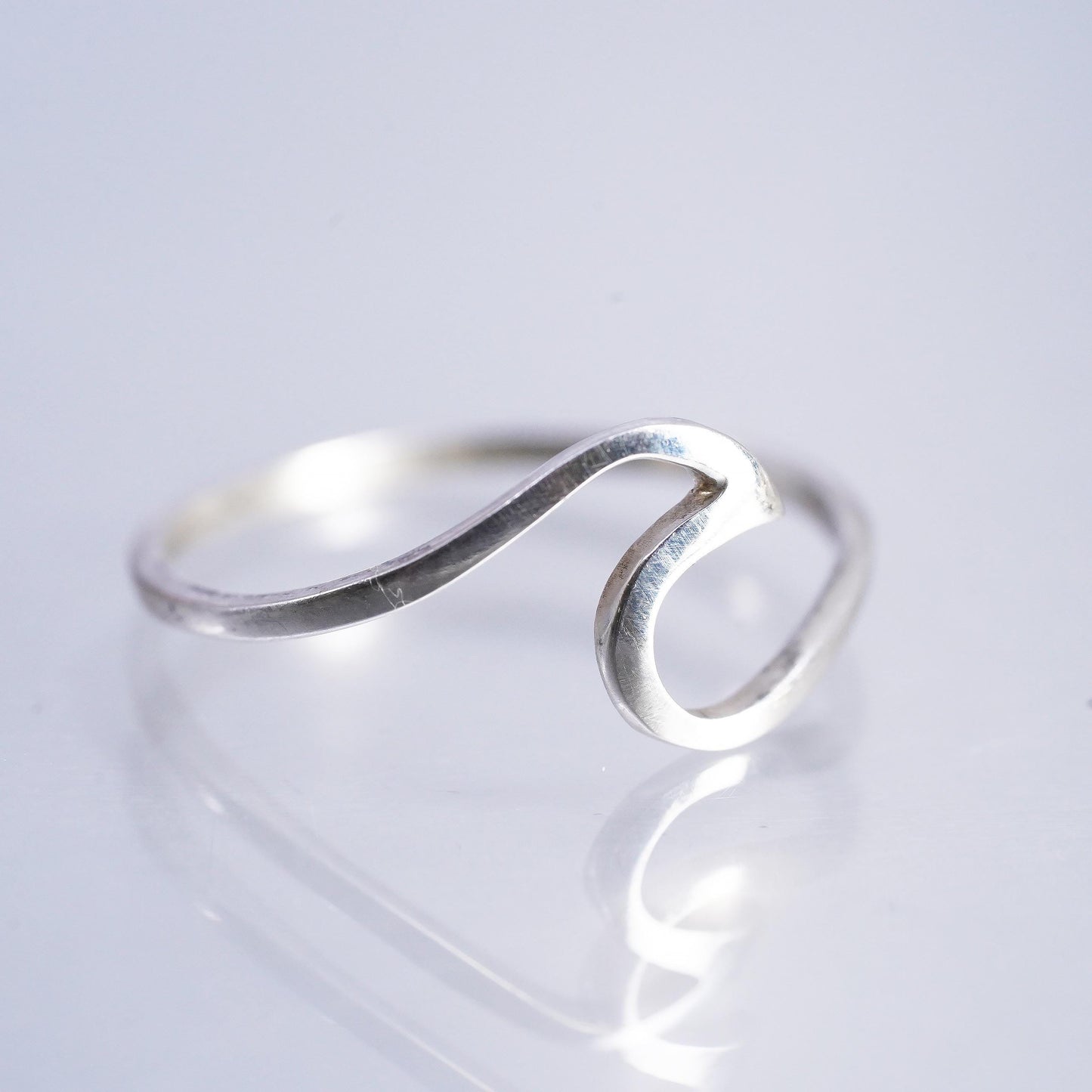 Size 9, vintage southwestern Sterling 925 silver thin ring, wavy wave band