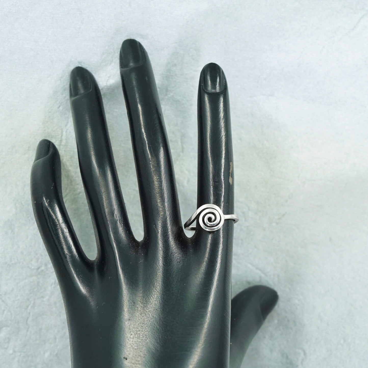 Size 7, vintage Mexican Sterling 925 silver handmade ring, modern sprial band
