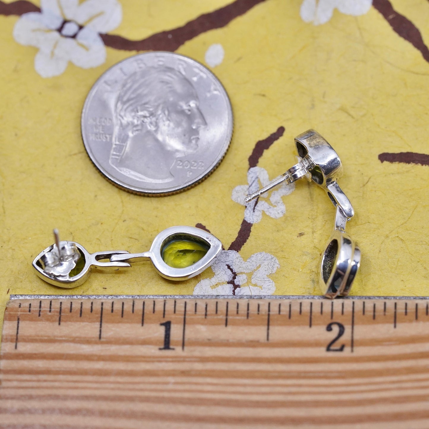 Vintage southwestern Sterling 925 silver teardrop peridot studs earrings