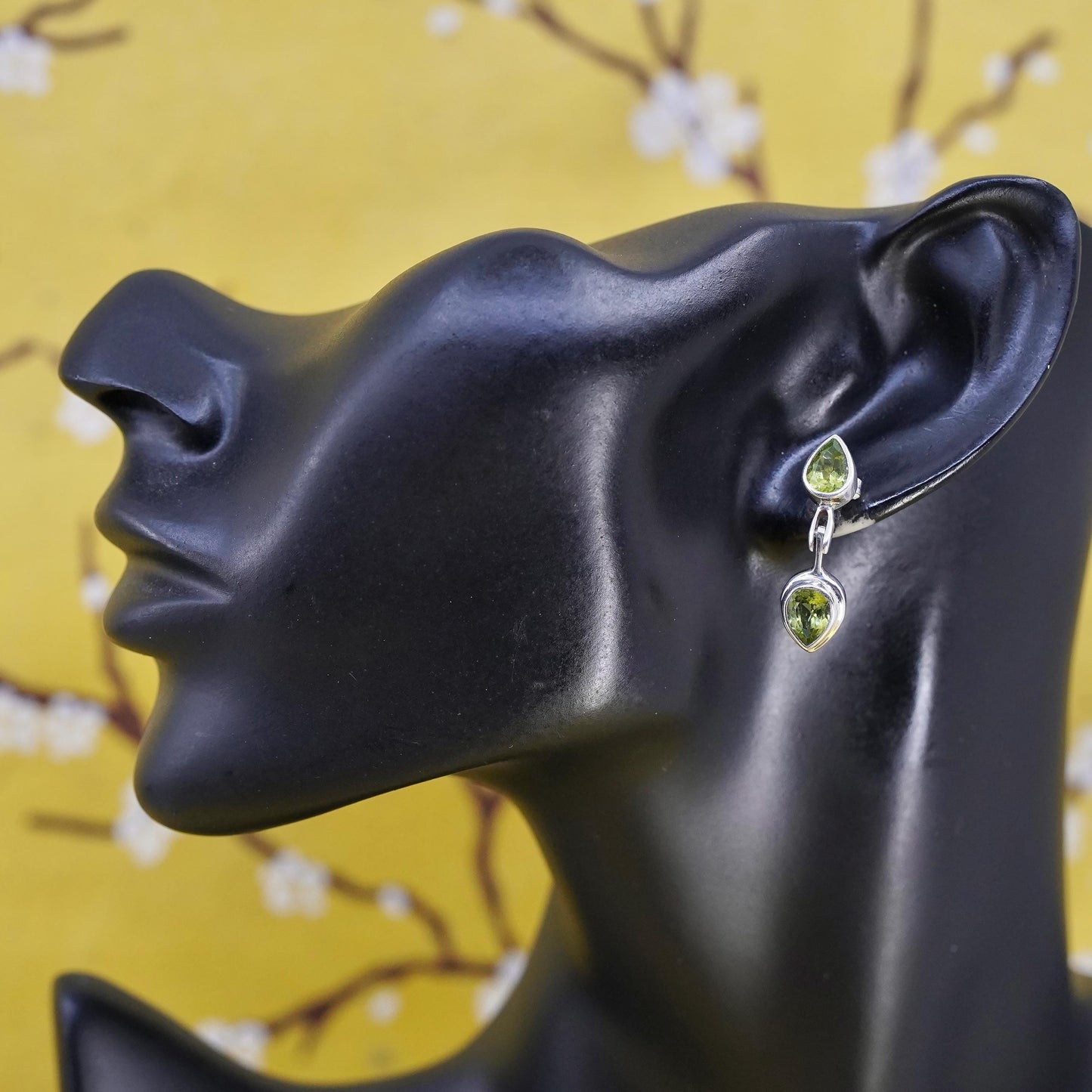 Vintage southwestern Sterling 925 silver teardrop peridot studs earrings