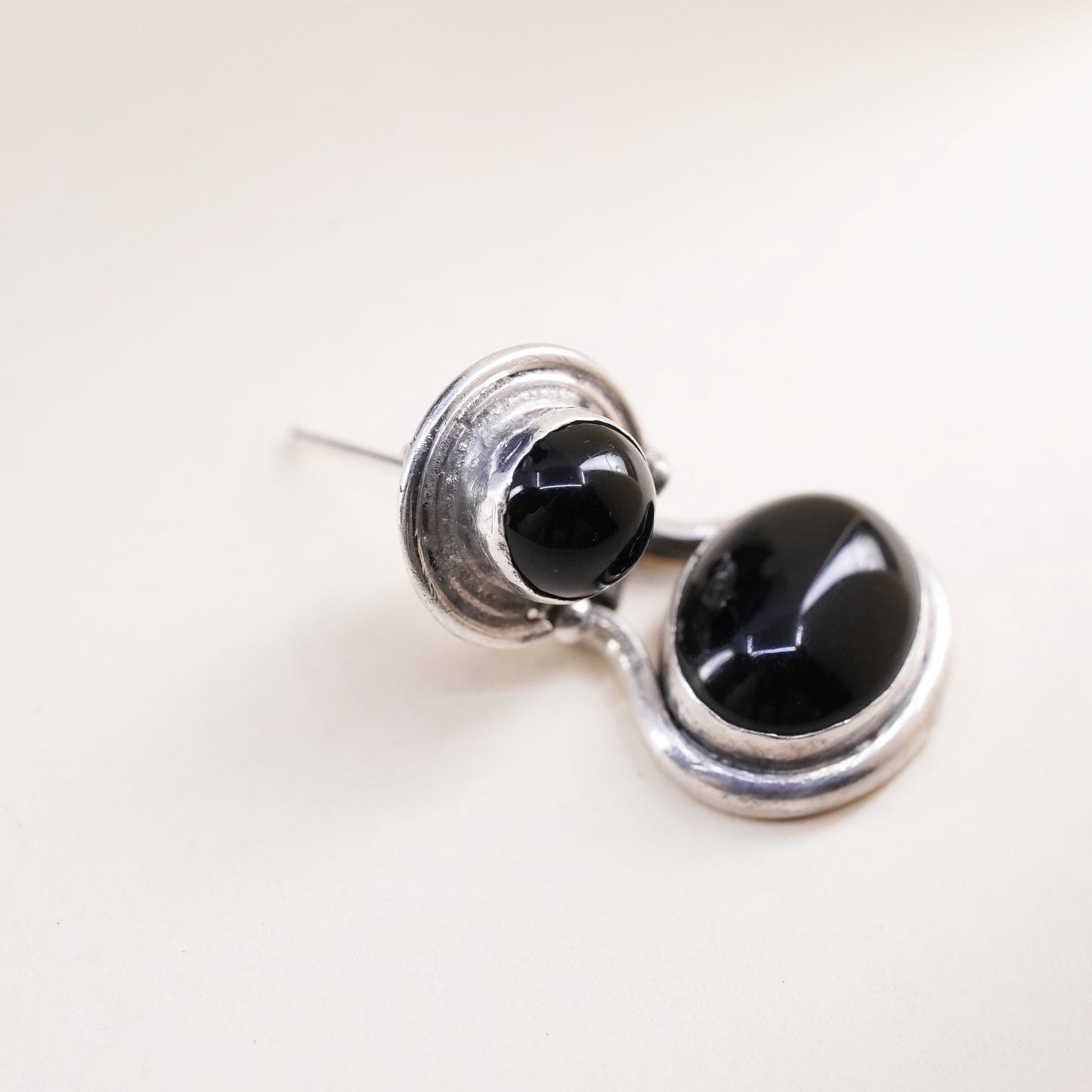 Vinyage southwestern single earring. Sterling 925 silver stud with oval onyx
