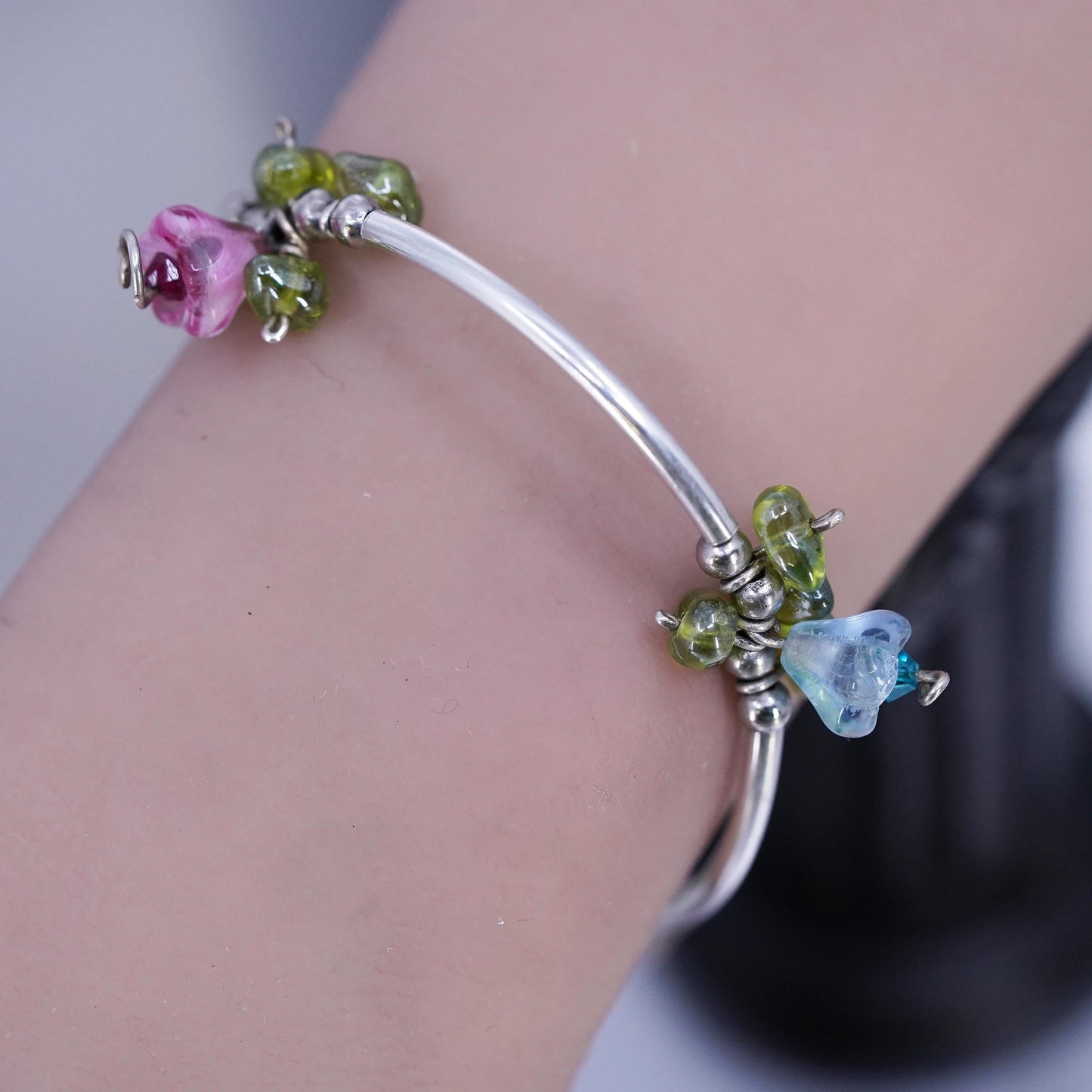 7", vintage Sterling 925 silver curvy tube bracelet with cluster peridot beads