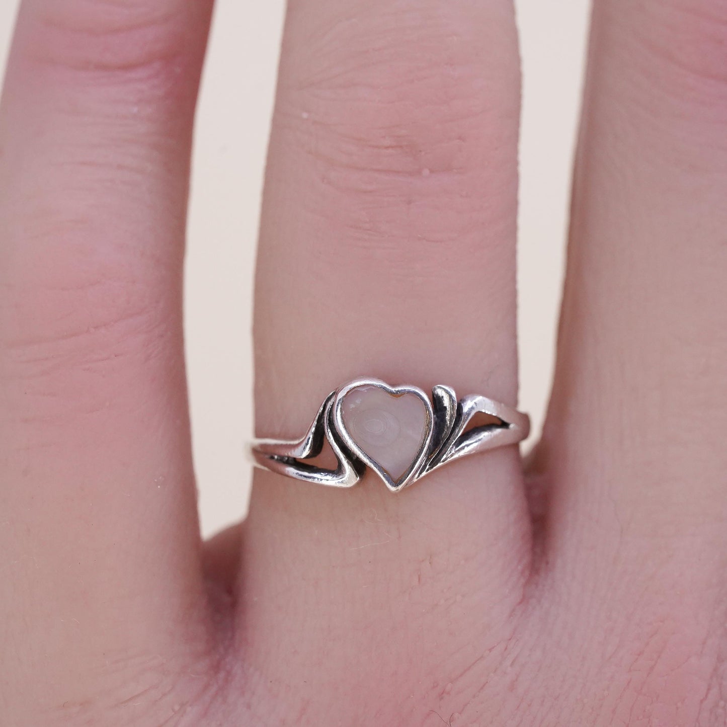 Size 6.25, VTG southwestern sterling silver ribbed ring heart mother of pearl