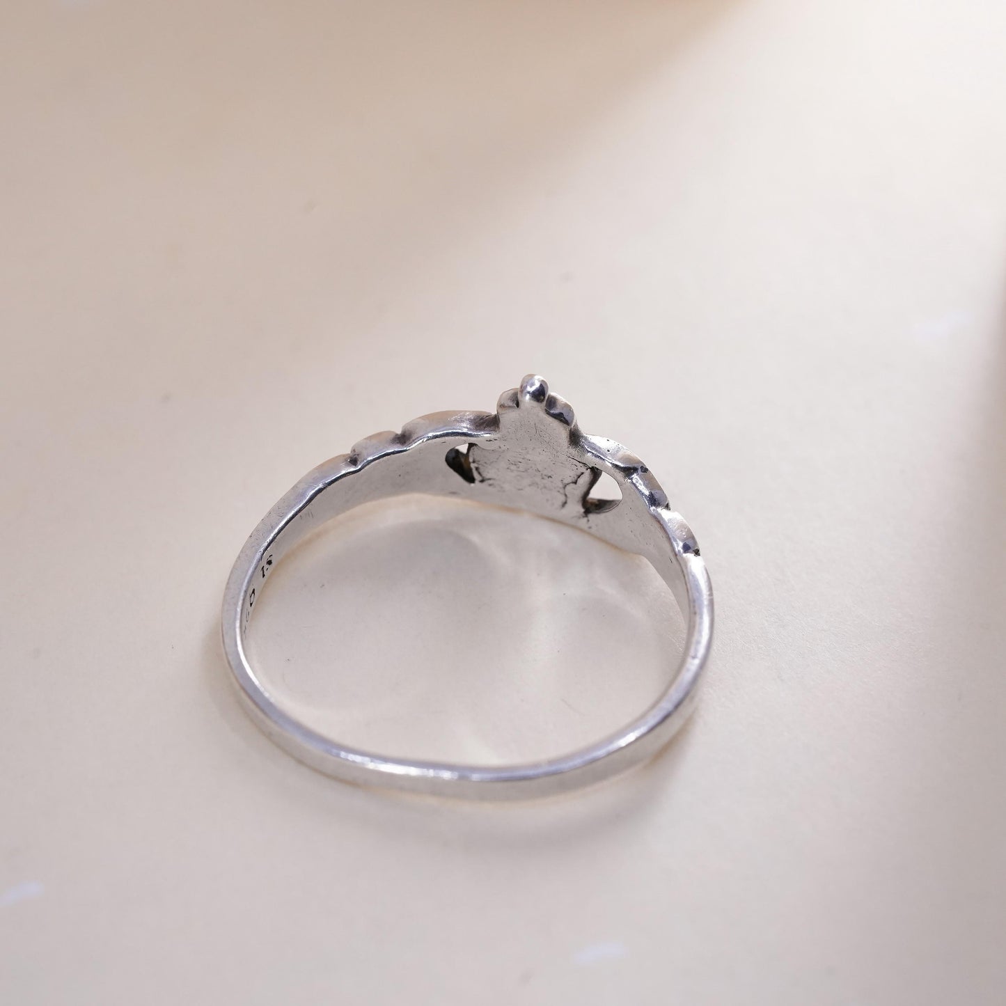 Size 8, Vintage sterling silver claddagh ring, holding heart 925 band