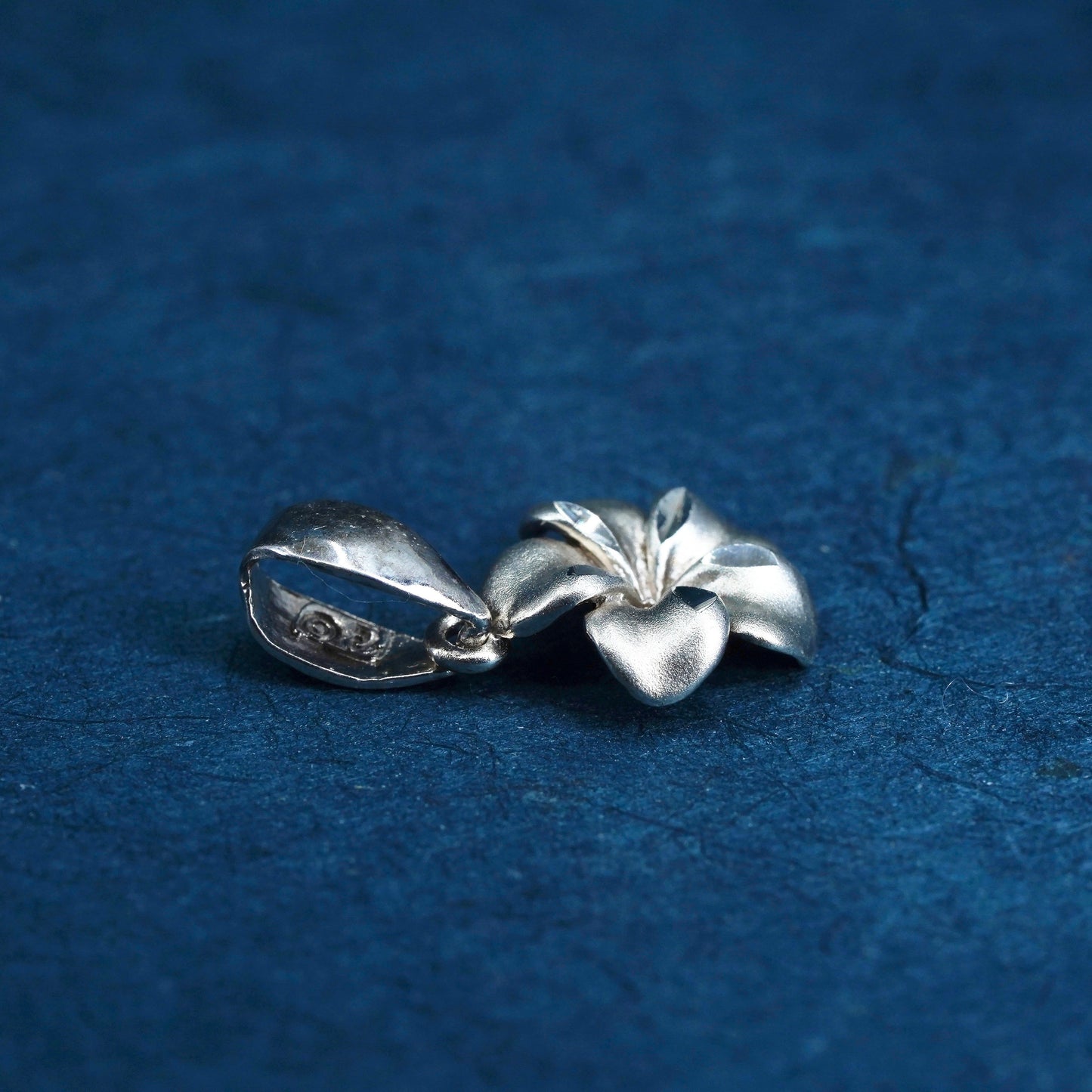 0.8g, vintage soild 14K white Gold plumeria flower pendant