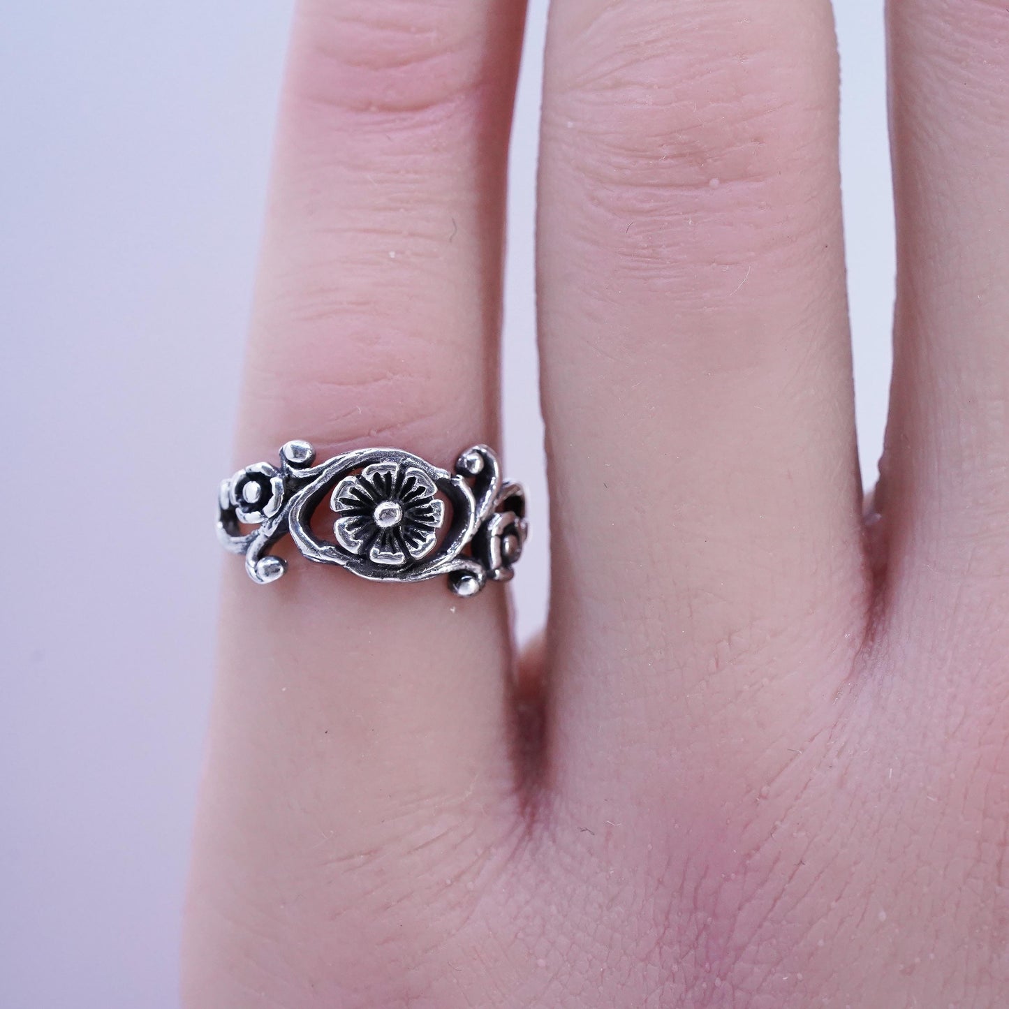 Size 3.5, vintage southwestern Sterling 925 silver ring, cluster flower band