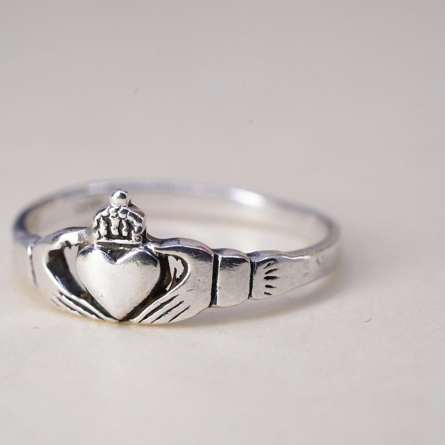 Size 8, Vintage sterling silver claddagh ring, holding heart 925 band