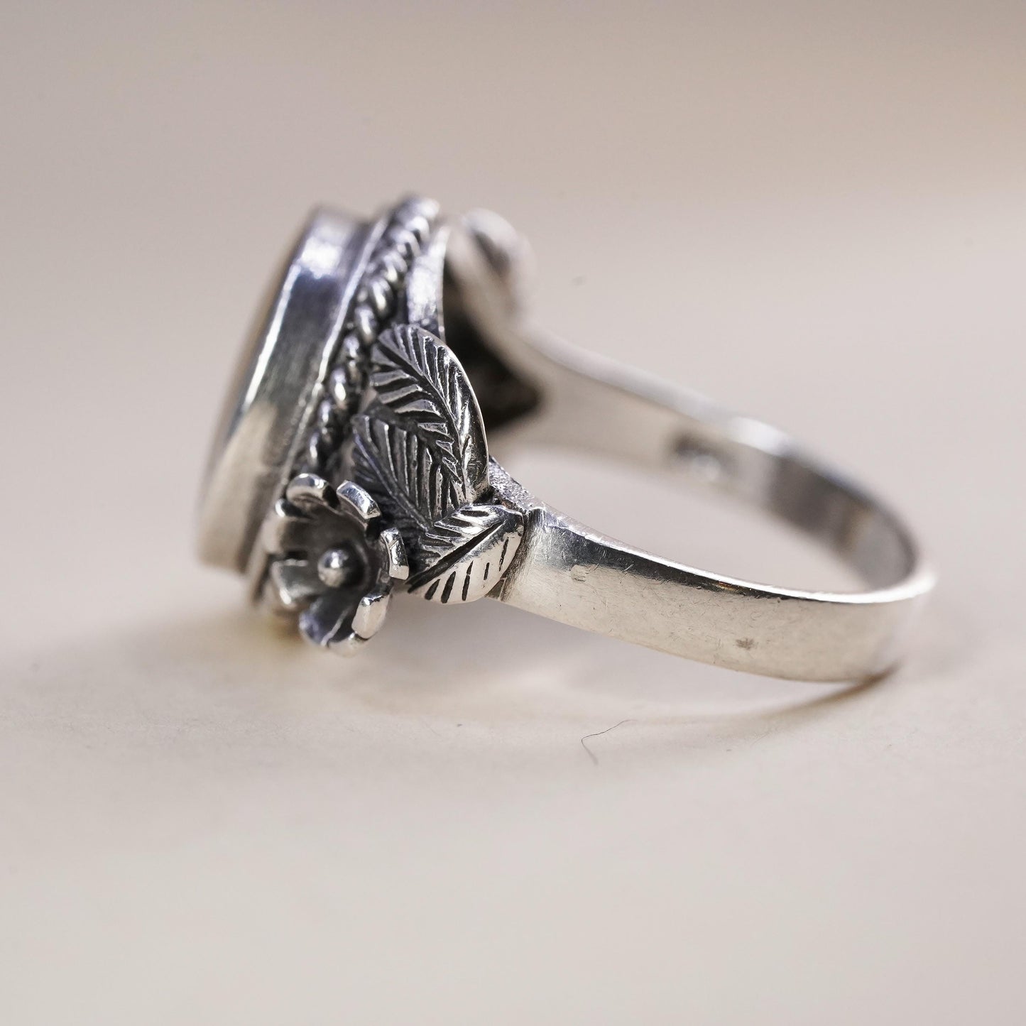 Size 7, southwestern sterling silver ring, 925 flower leaves mother of pearl