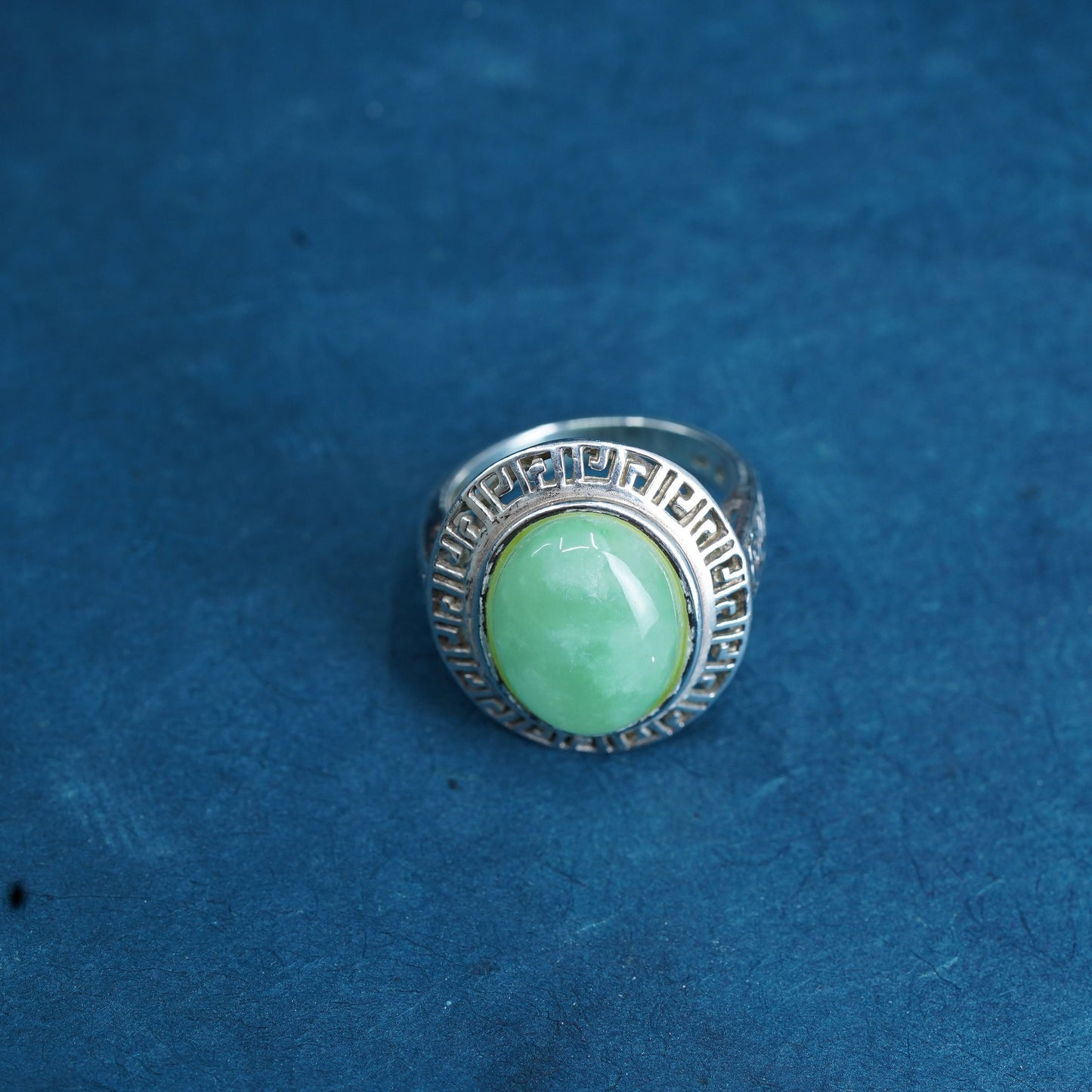 Size 8, vintage sterling 925 silver green key ring with oval jade