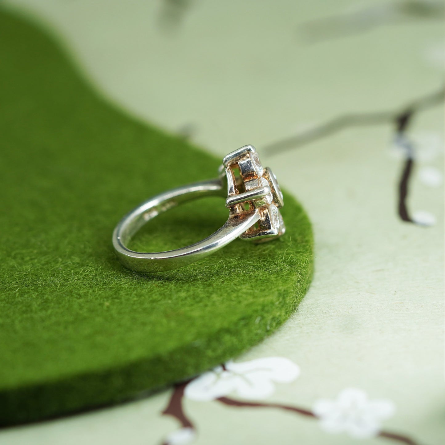 Size 7, vtg 925. Sterling silver flower ring with cluster CZ, engagement ring