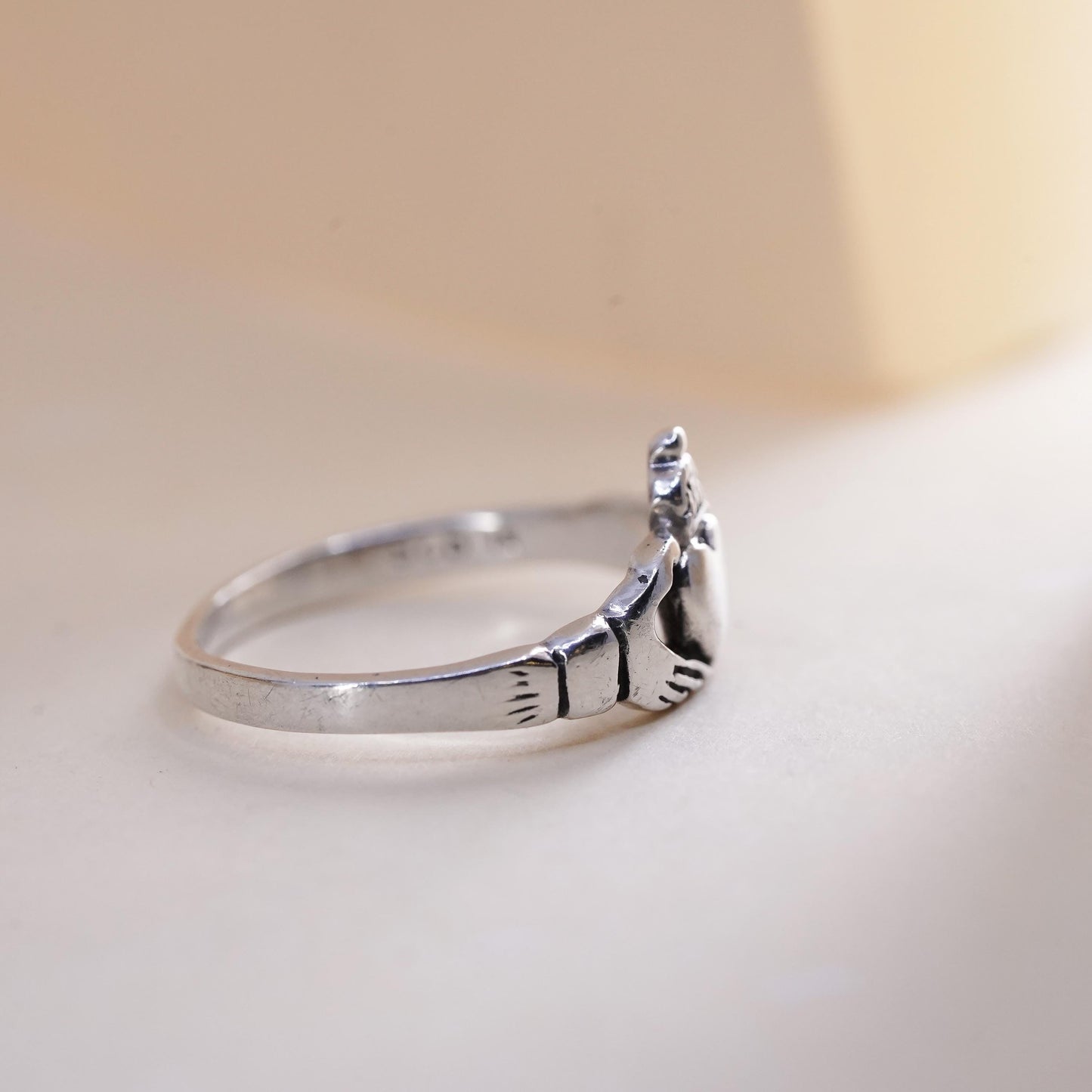 Size 8, Vintage sterling silver claddagh ring, holding heart 925 band