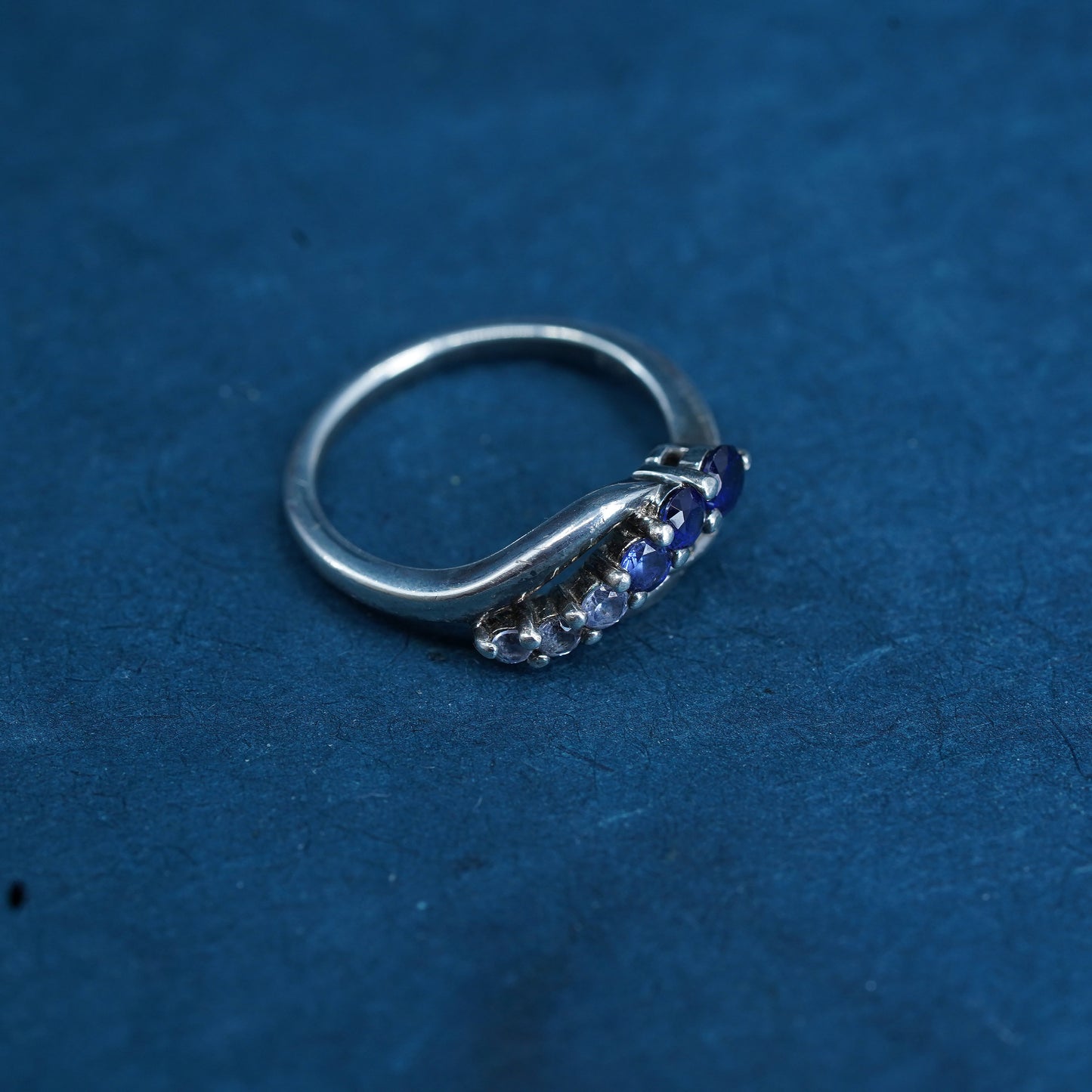 Size 6.5, vintage Sterling 925 silver handmade stackable band ring w/ sapphire