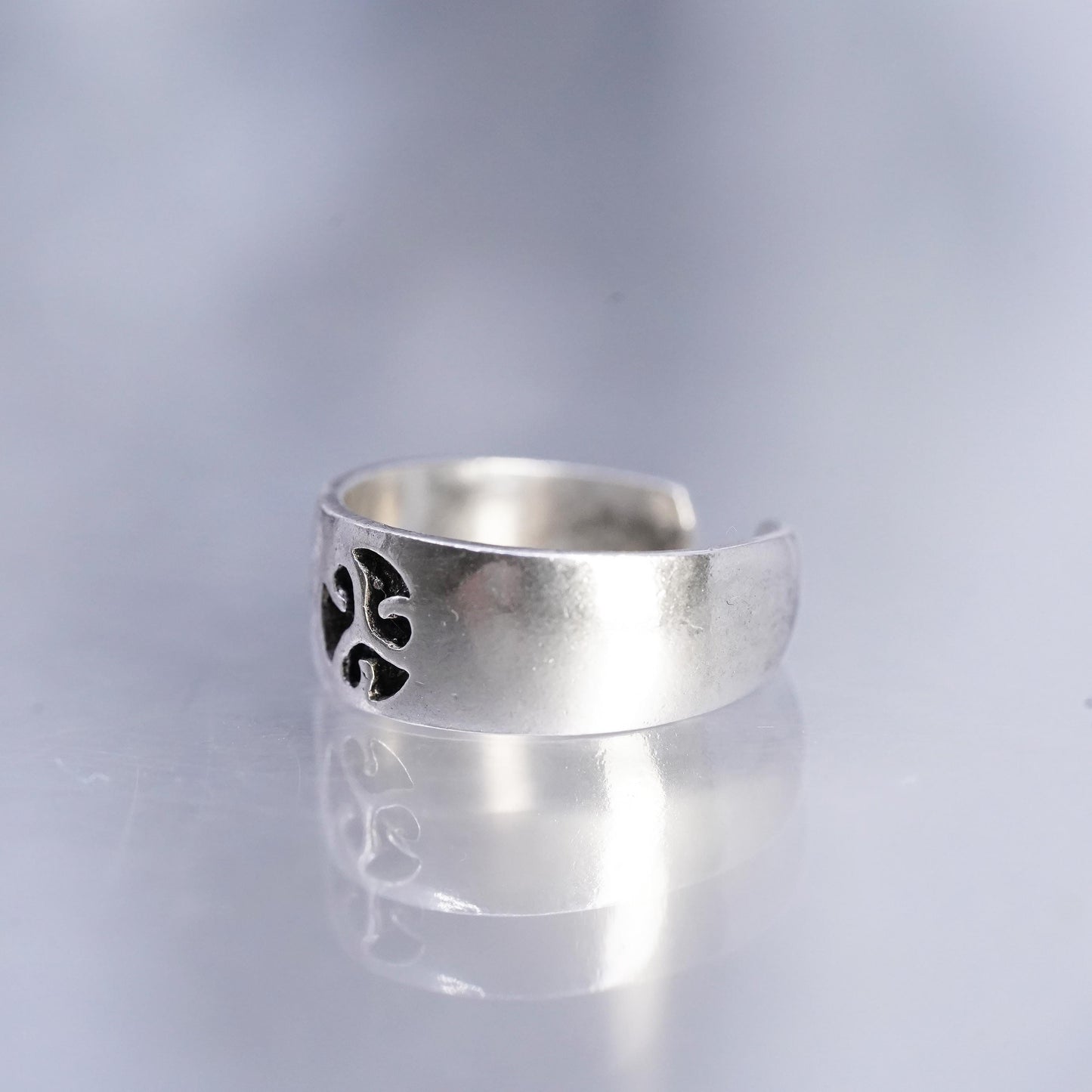 Size 1, vintage southwestern Sterling 925 silver handmade ring, open band