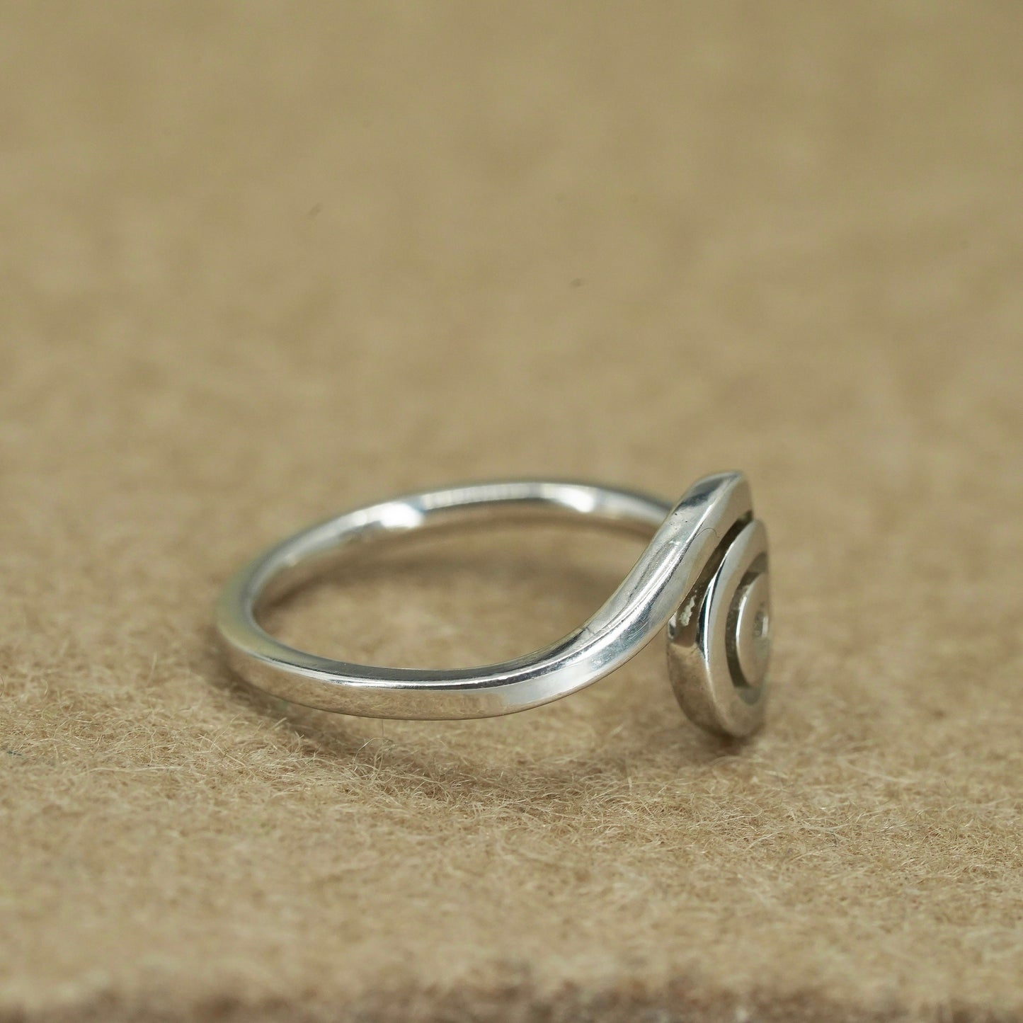 Size 7, vintage Mexican Sterling 925 silver handmade ring, modern sprial band