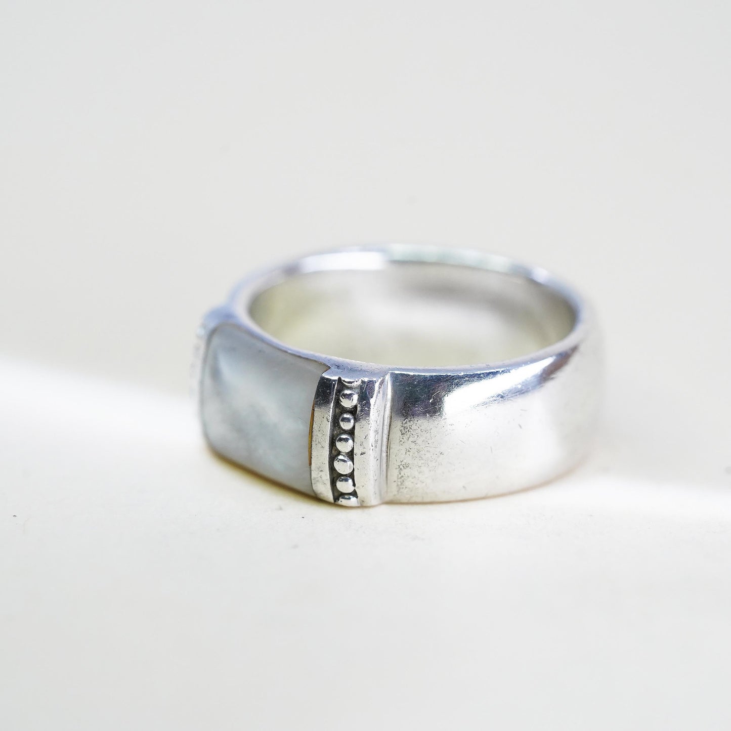 Size 8, VTG SAMUEL B. 925 sterling silver band ring mother of pearl inlay beads