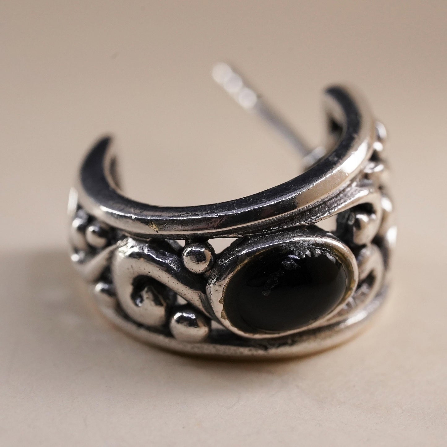 Vintage Mexican single 1 earring. filigree Sterling 925 silver huggie stud onyx
