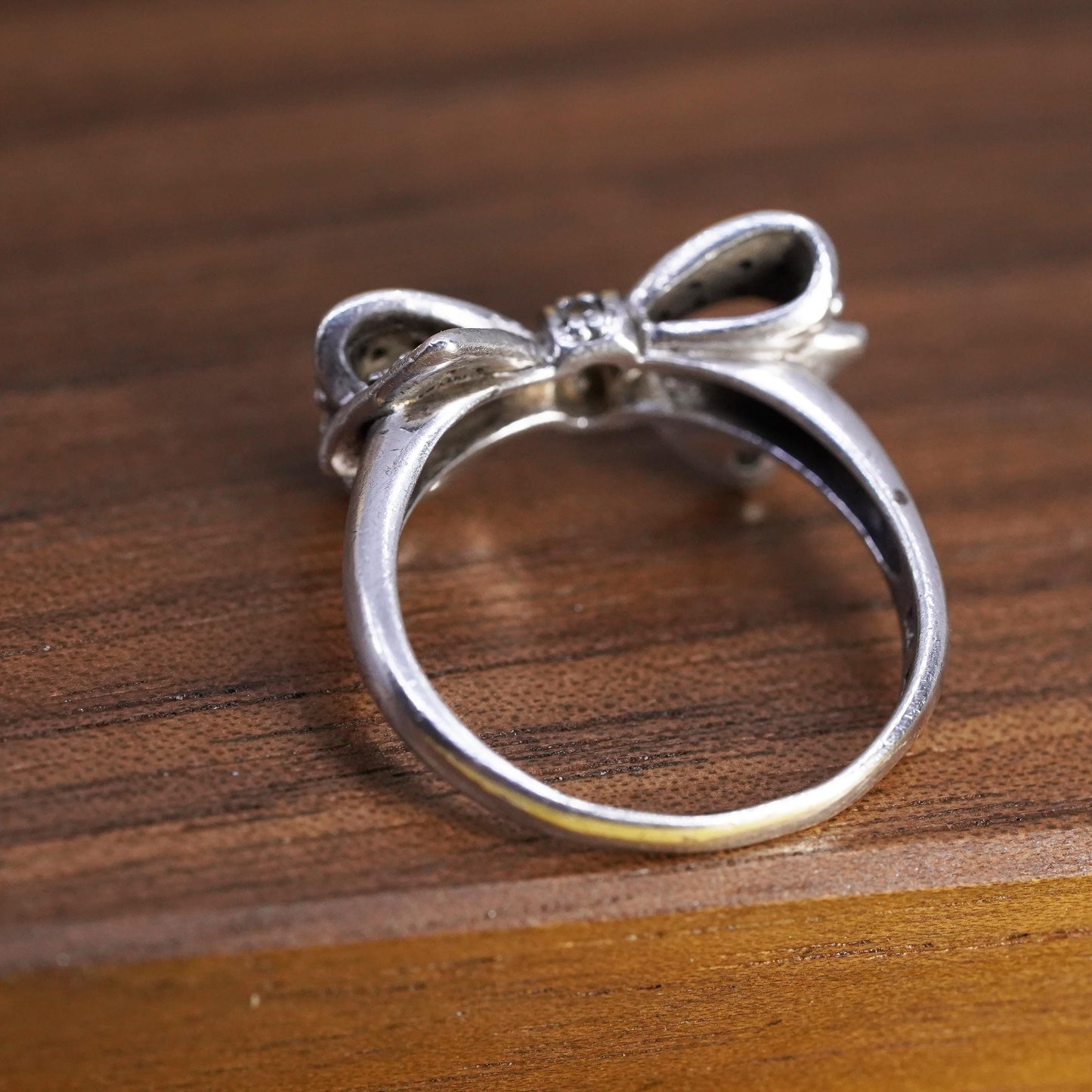 Size 6.75, vintage Sterling 925 silver ribbon bow tie ring with cluster cz