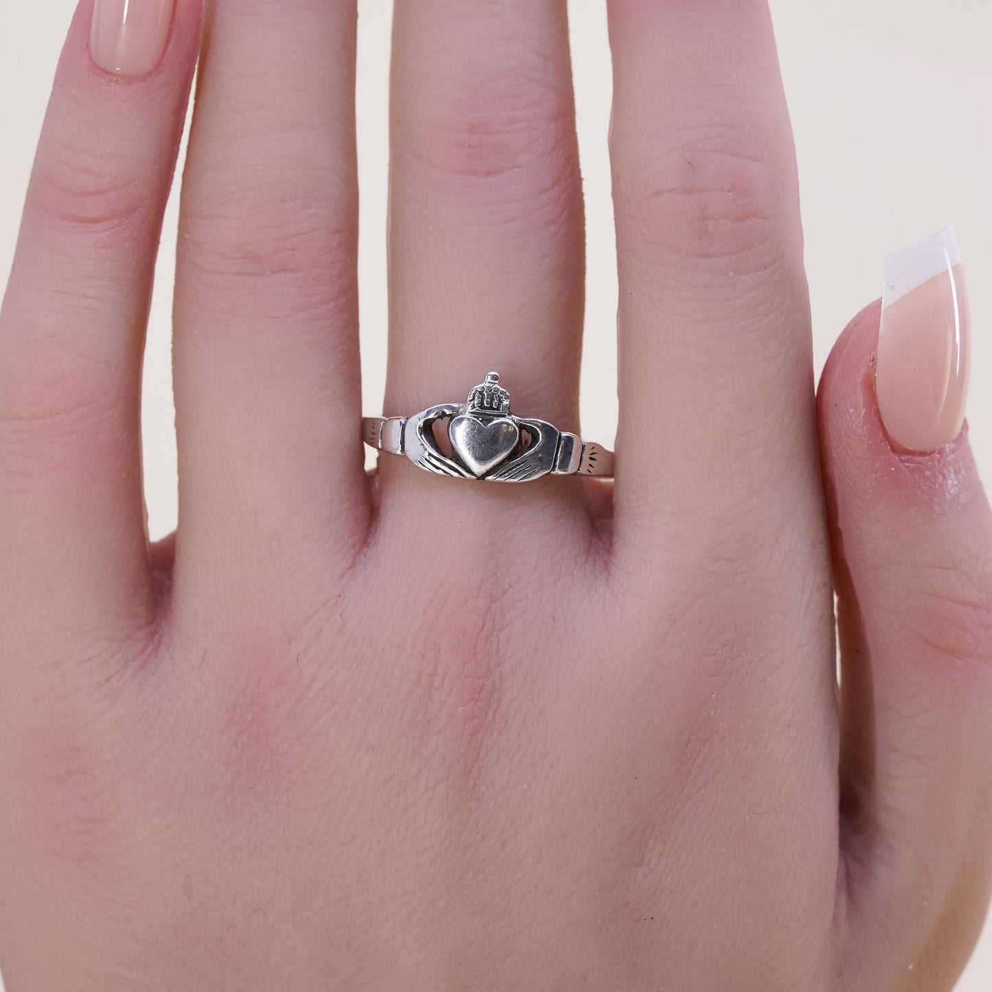 Size 8, Vintage sterling silver claddagh ring, holding heart 925 band