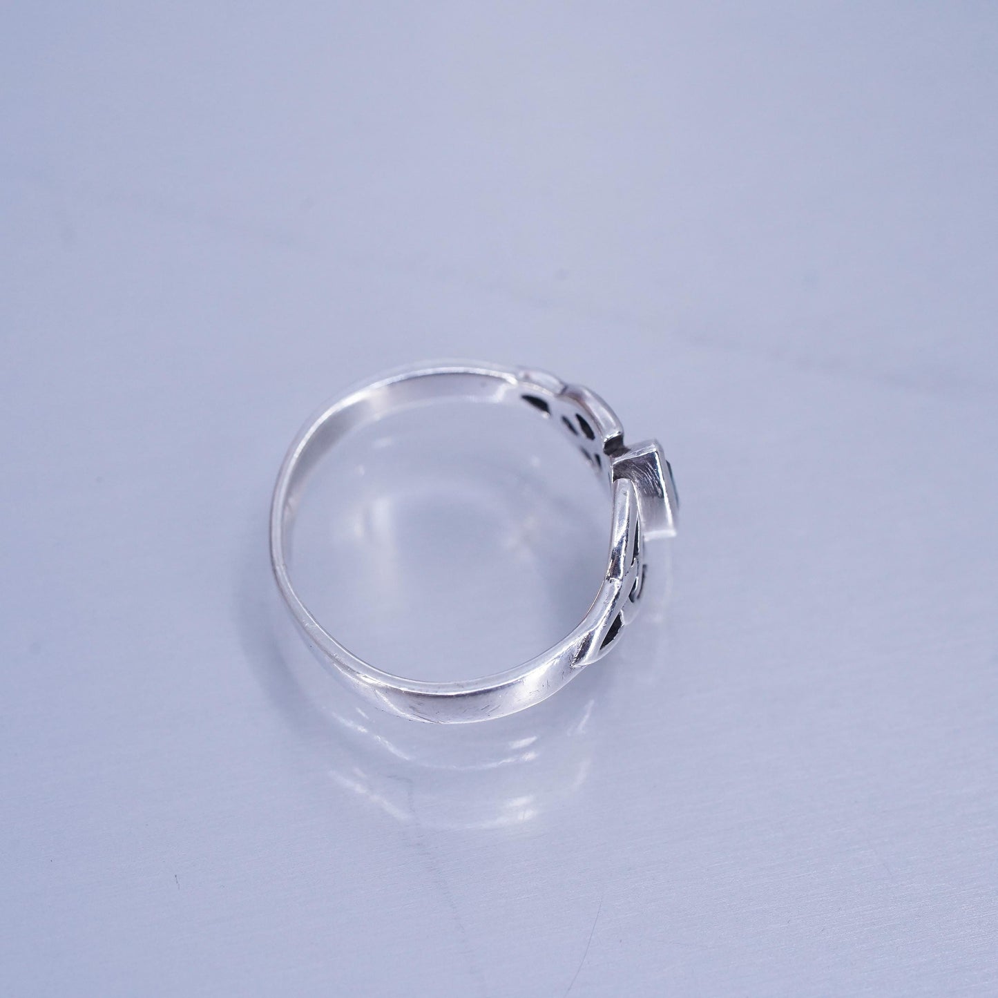 Size 5, Sterling 925 silver handmade ring, Irish Celtic knot band peridot