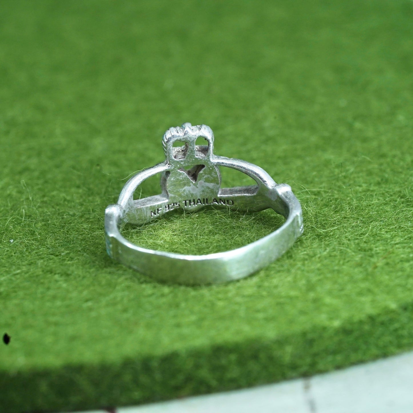 Size 6, Vintage Irish sterling silver claddagh ring, holding heart 925 band