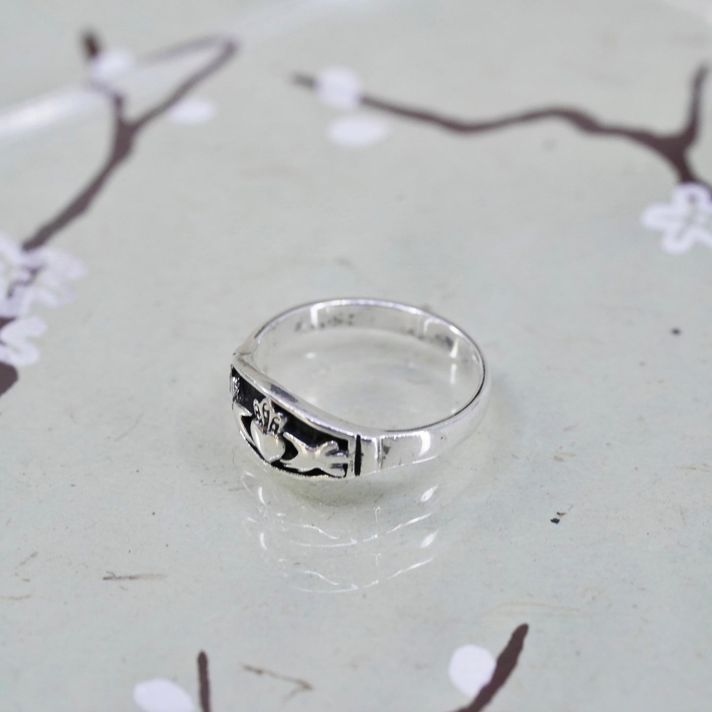 Size 7, Vintage Irish sterling silver claddagh ring, holding heart 925 band