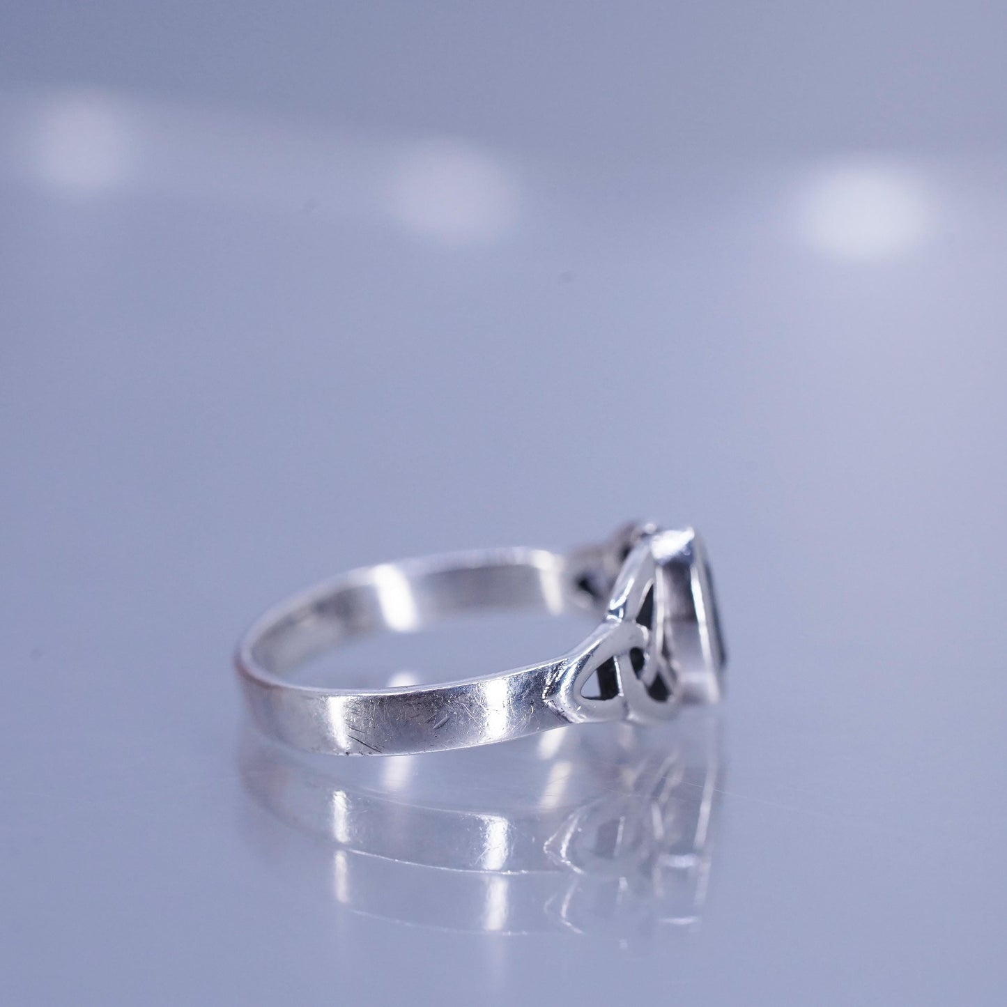 Size 5, Sterling 925 silver handmade ring, Irish Celtic knot band peridot