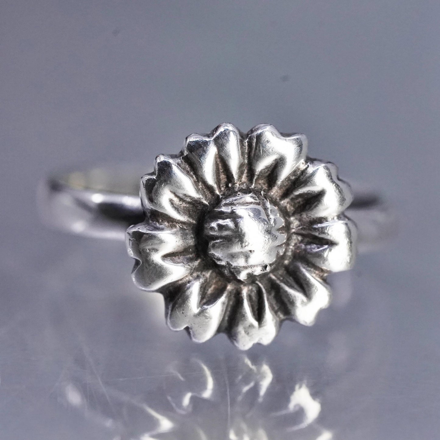 Size 2.5, vintage southwestern Sterling 925 silver ring, sunflower flower band