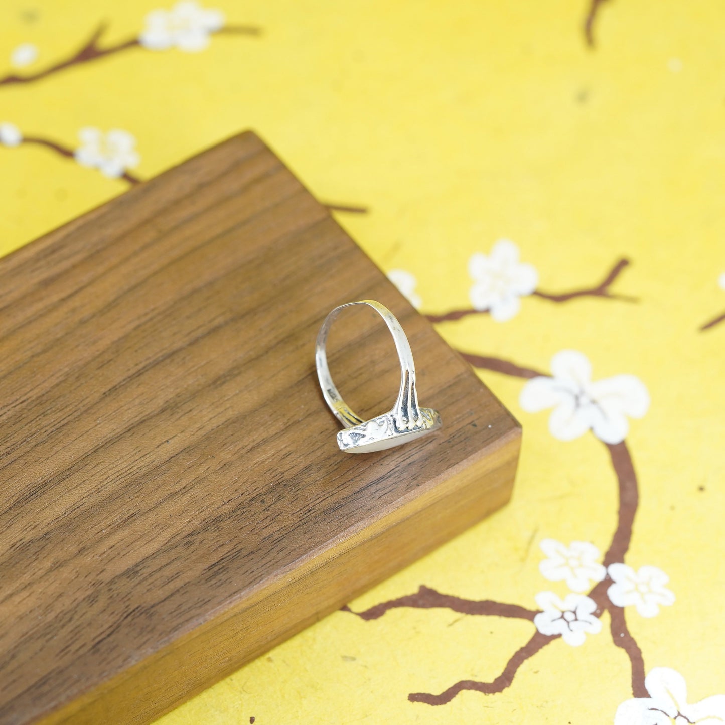 Size 7.5, vintage Sterling 925 silver handmade ring with mother of pearl